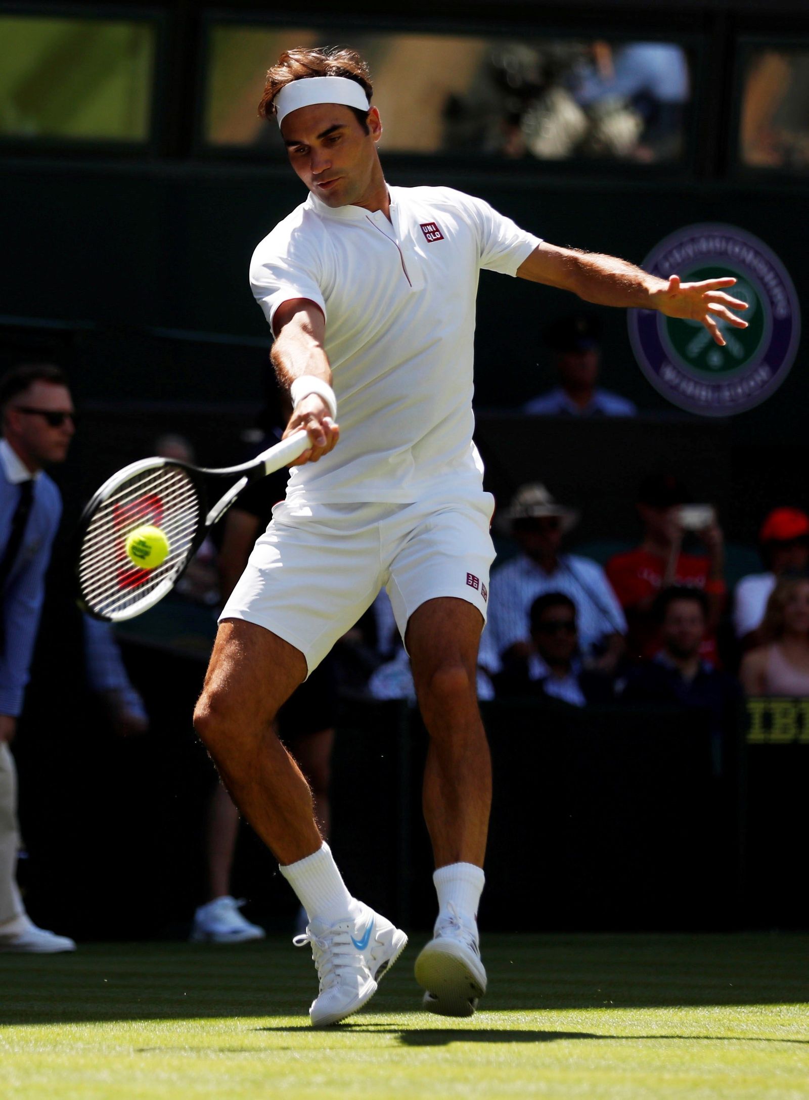 Roger Federer disputa su primer partido vestido por Uniqlo.