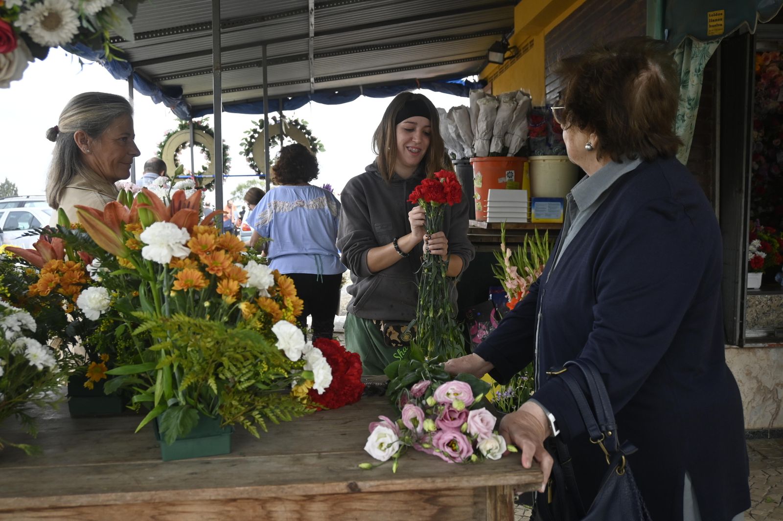 Ambiente en el cementerio de Huelva para el día de todos los Santos.