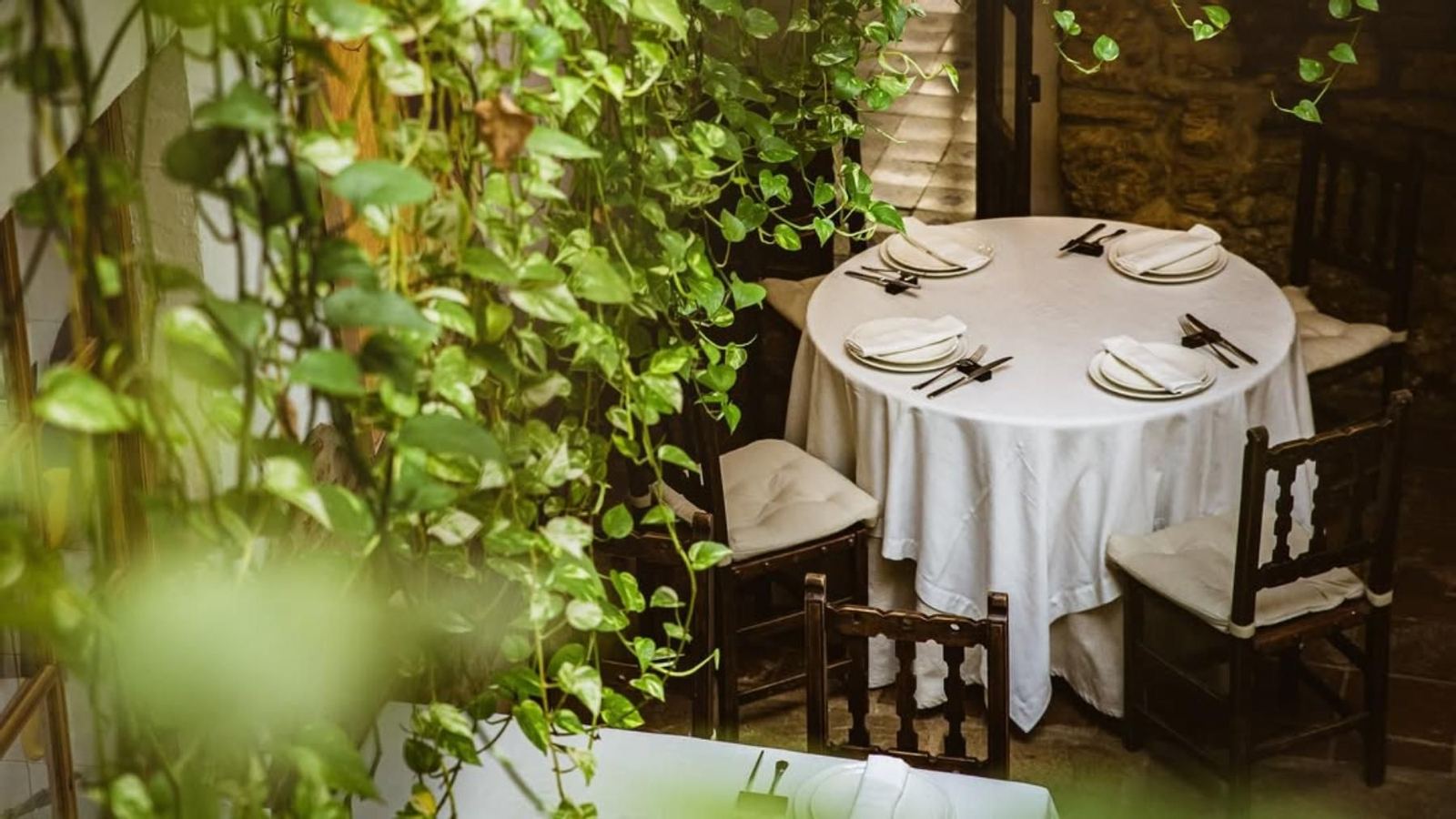 Una mesa en el salón de Arte de Cozina.