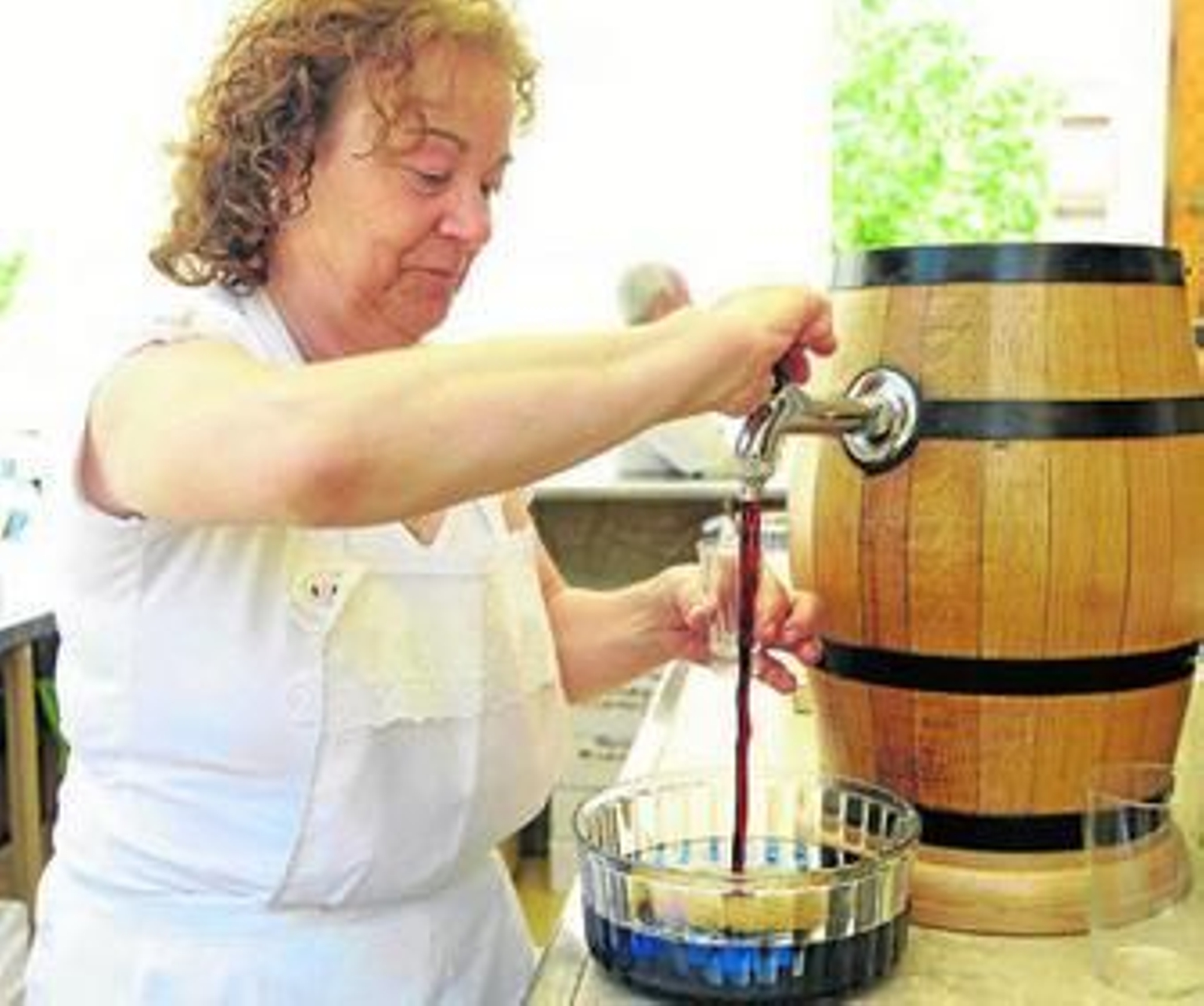 María de la Cruz Rodríguez sirve un vino maño en el puesto de El Abuelo, el primero a la izquierda de la portada.