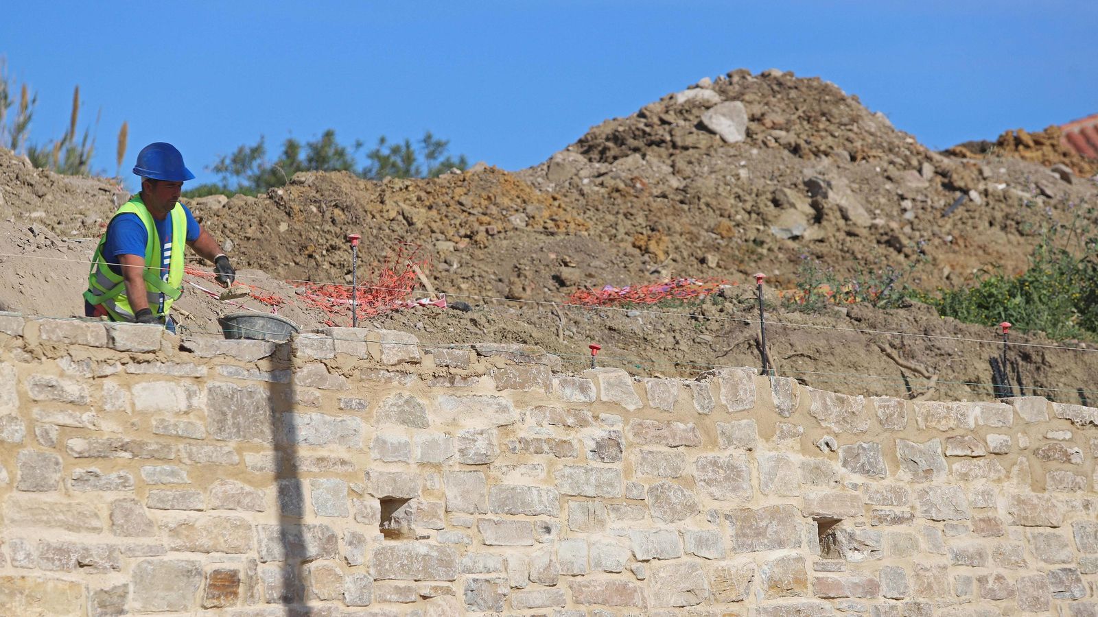 Trabajos de recpueración de una de las murallas del fuerte, el pasado mes de marzo.