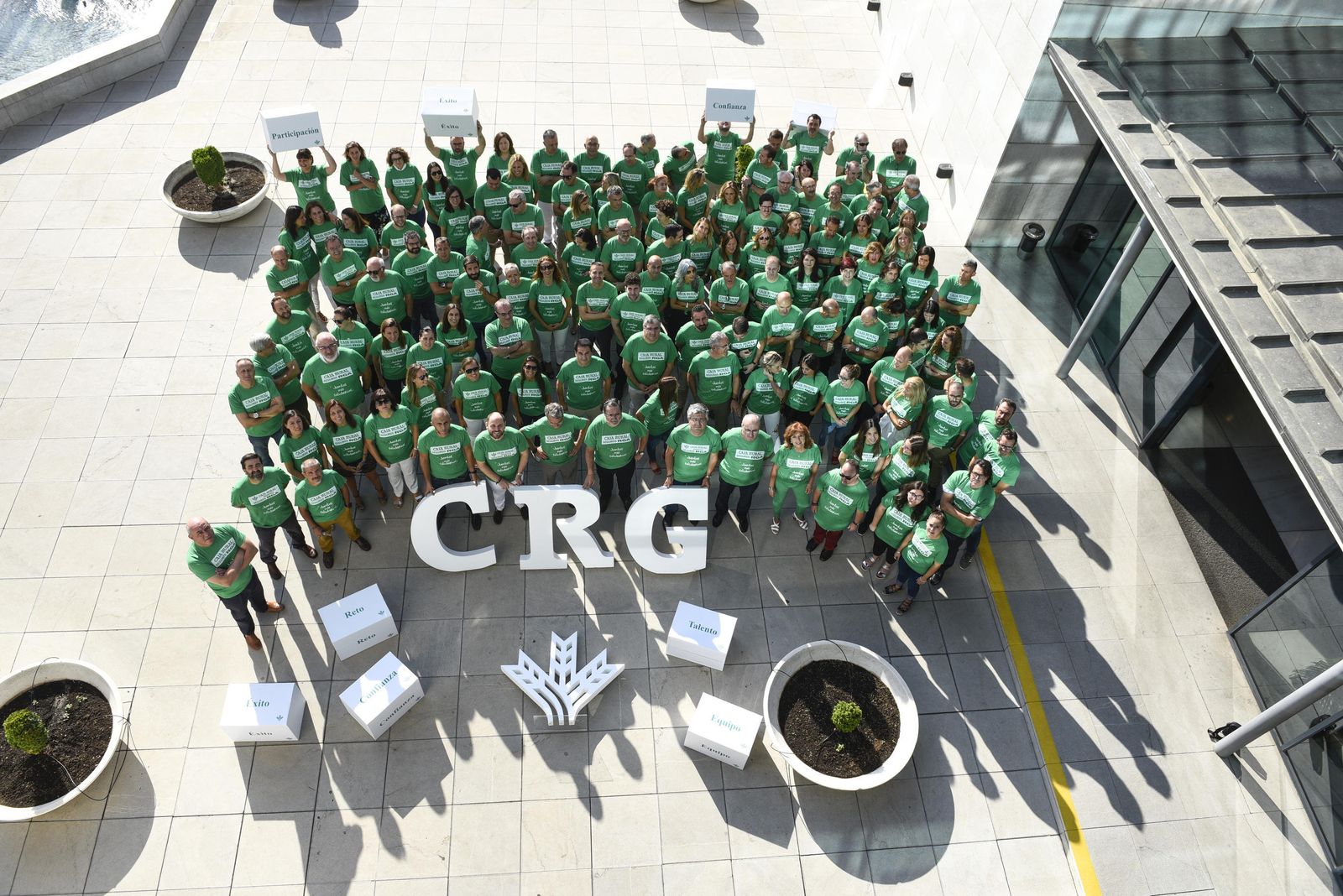 Foto de  grupo de  los trabajadores de  Caja  Rural  Granada , a las puertas de  la sede de  la entidad.