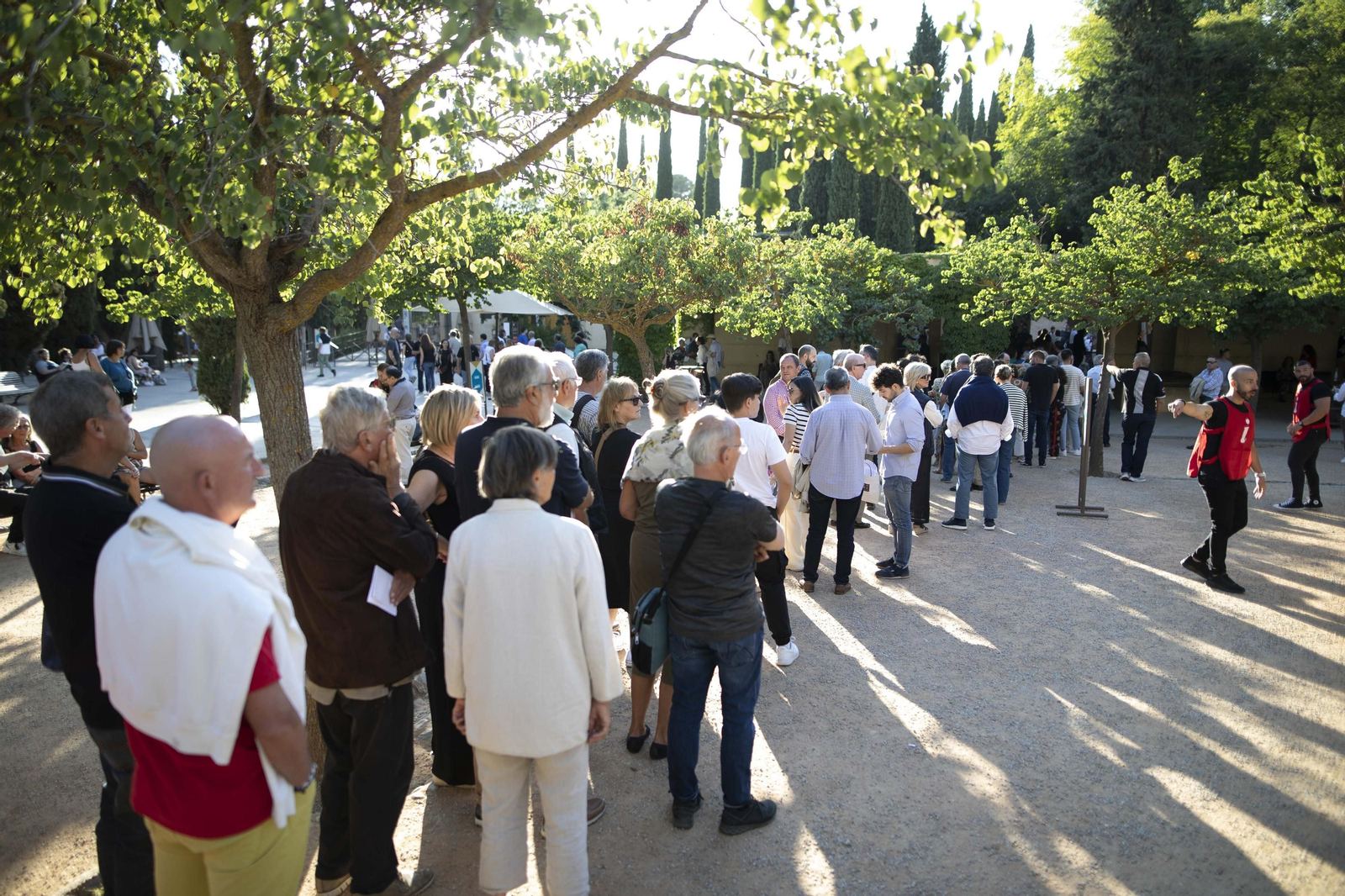 Ambiente festivo antes del concierto de Bob Dylan en Granada, en imágenes