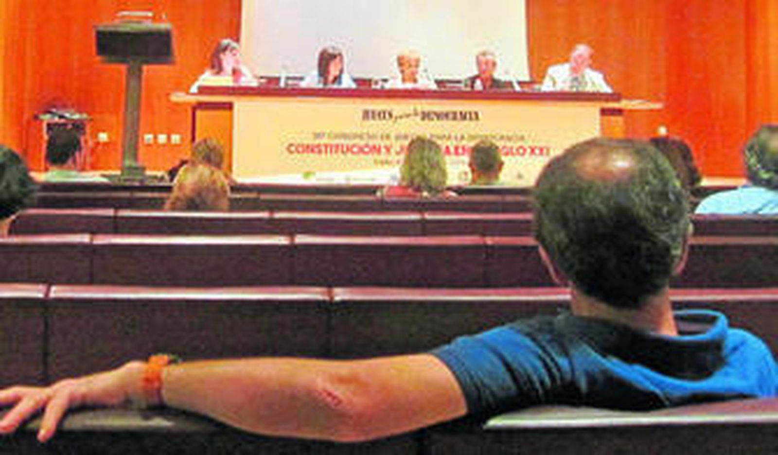 Una imagen de la mesa redonda moderada por Ana Ferrer en la que intervinieron Javier Pérez Royo, Fernando Rey y Adoración Guamán.