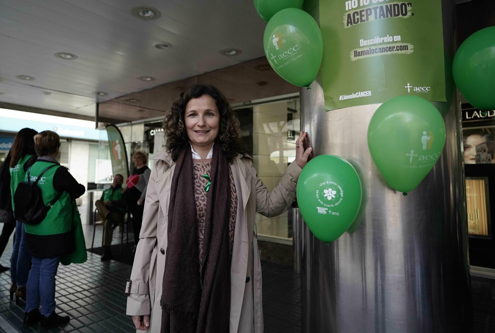 Carmen Henares posa junto a unos globos de la AECC.