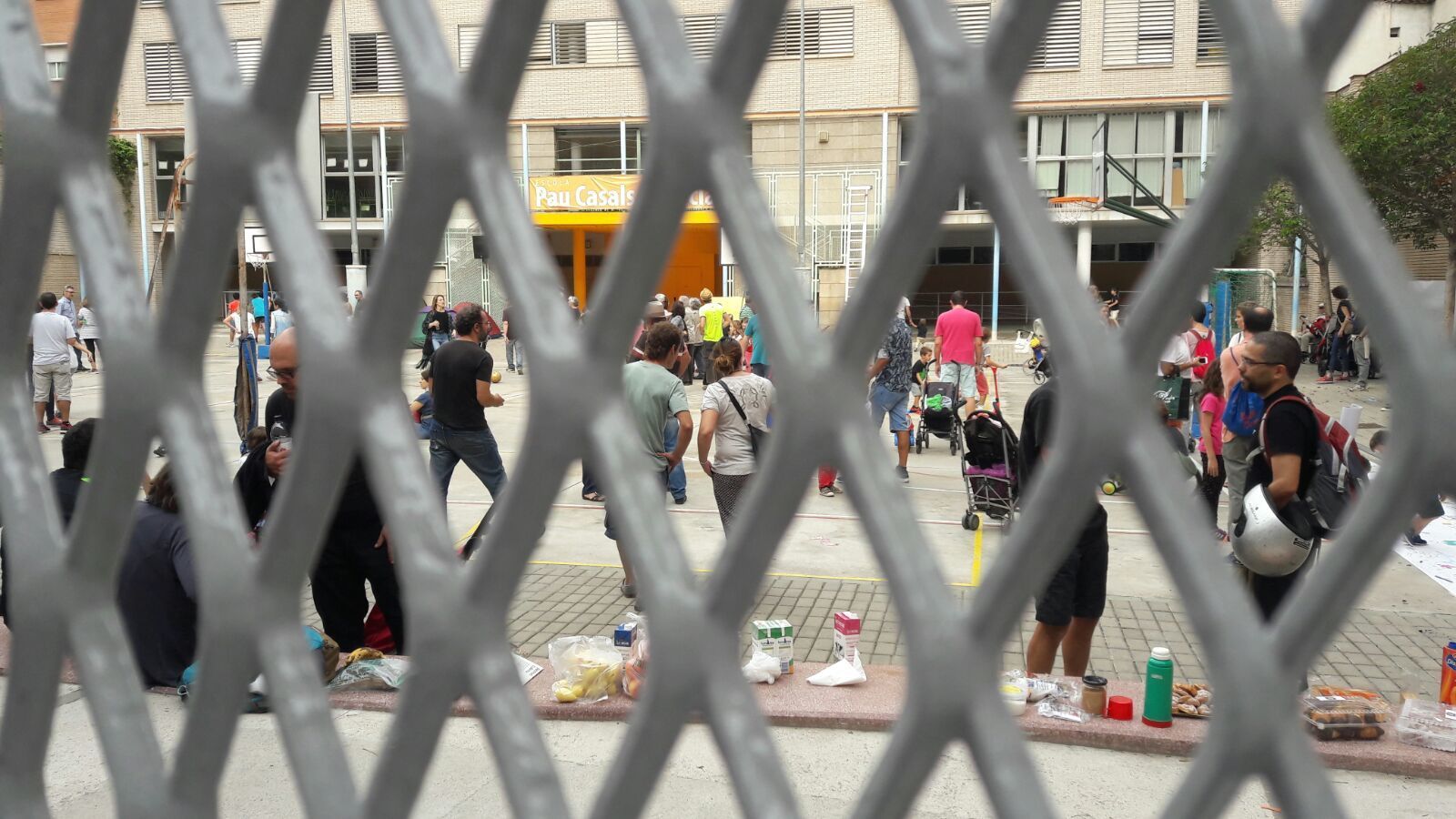 Un patio de uno de los colegios totalmente ocupado