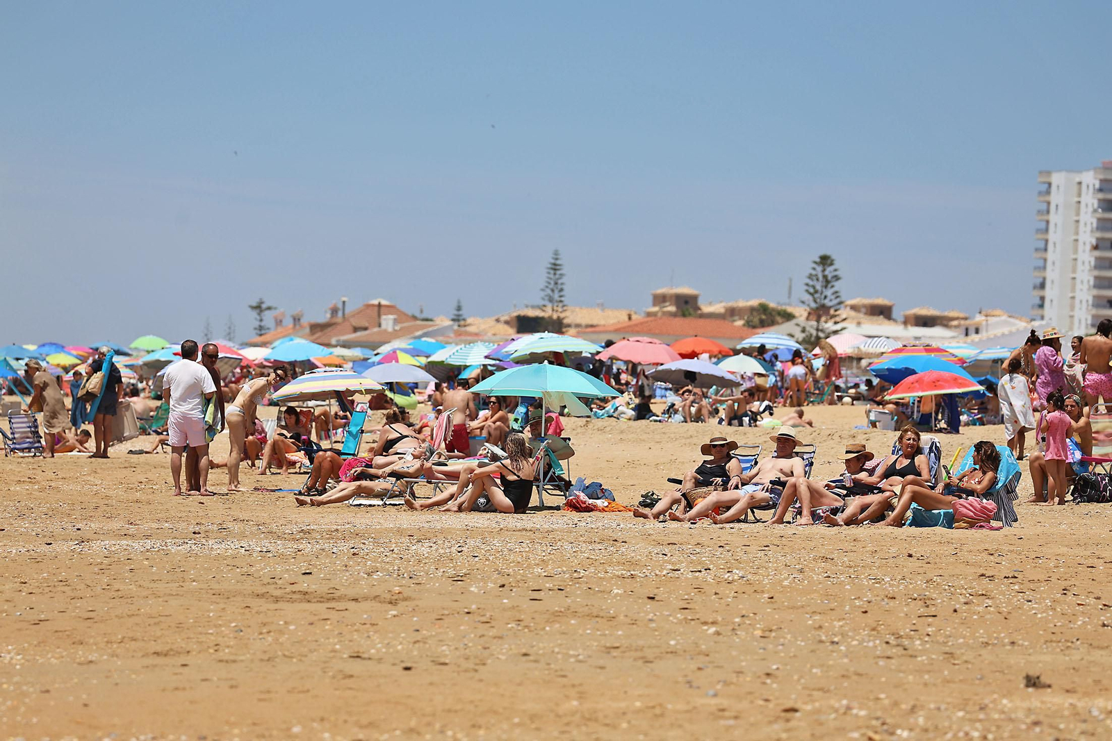 Ambiente en las playas de Huelva en la mañana de sábado