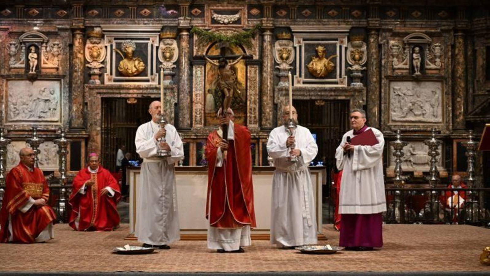 Un momento de la adoración de la cruz, este Viernes Santo