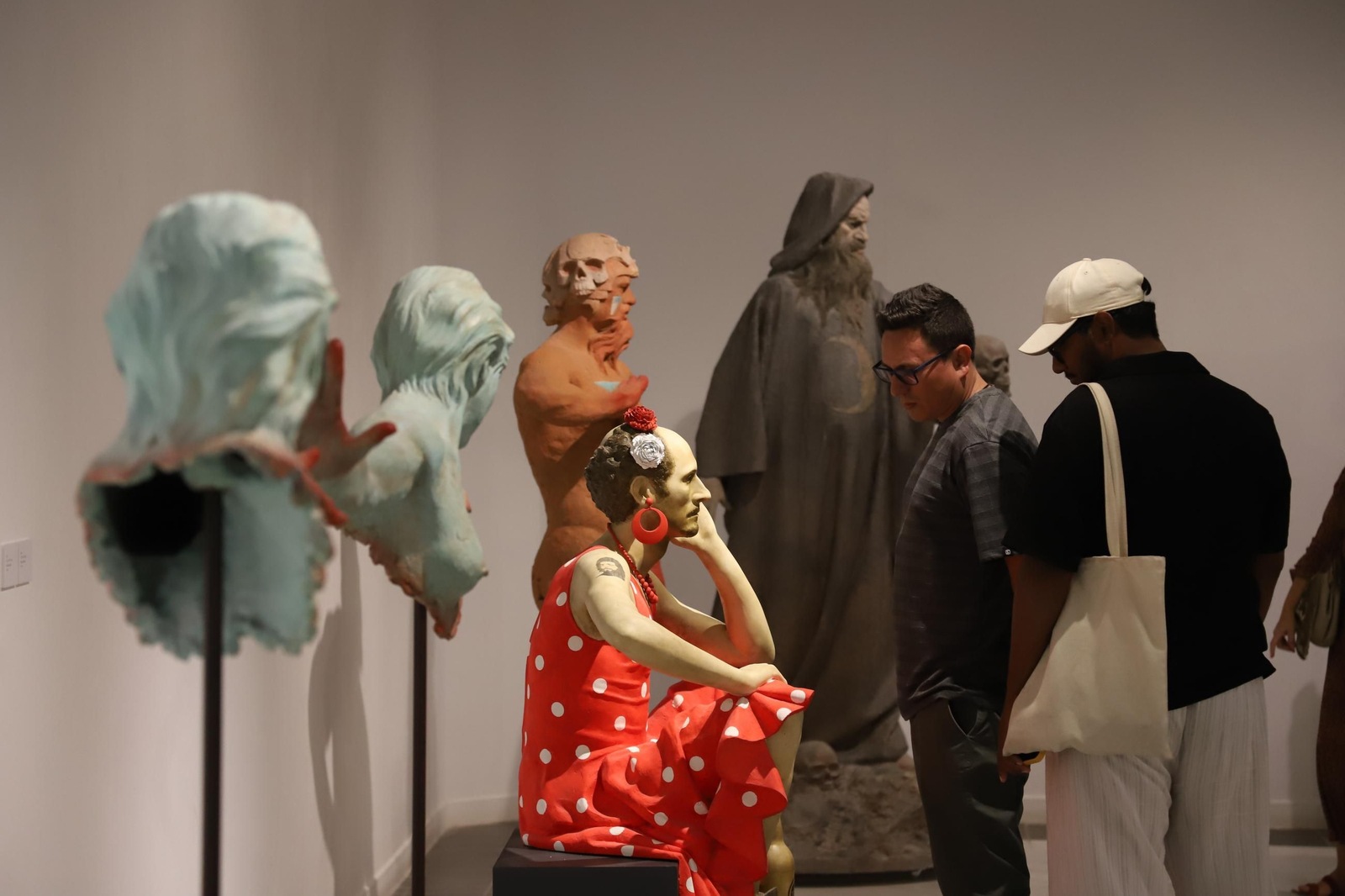 Varias personas observan algunas de las esculturas del cordobés.