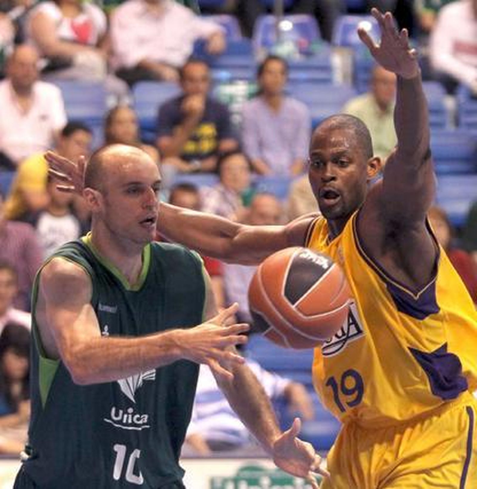 El Unicaja saca la visa virtual para los 'play off' por el título con una convincente victoria ante el Blancos de Rueda (88-58).