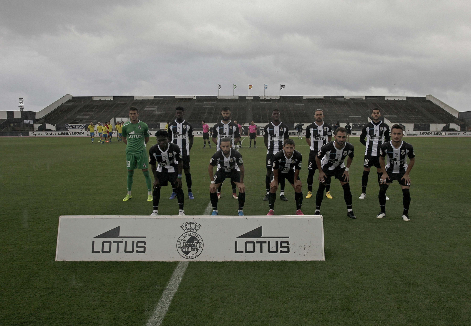 Formación inicial de la Balona en su partido con Las Palmas Atlético