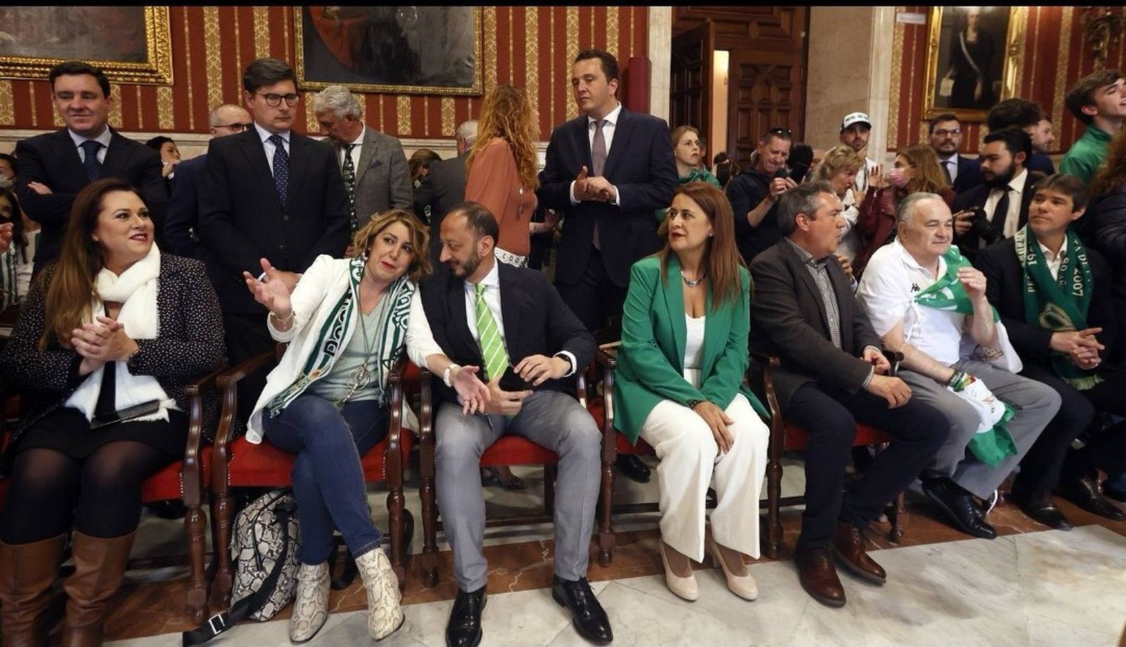 Susana Díaz, Alfonso Rodríguez Gómez de Celis y Juan Espadas ocupan las sillas reservadas para los concejales.