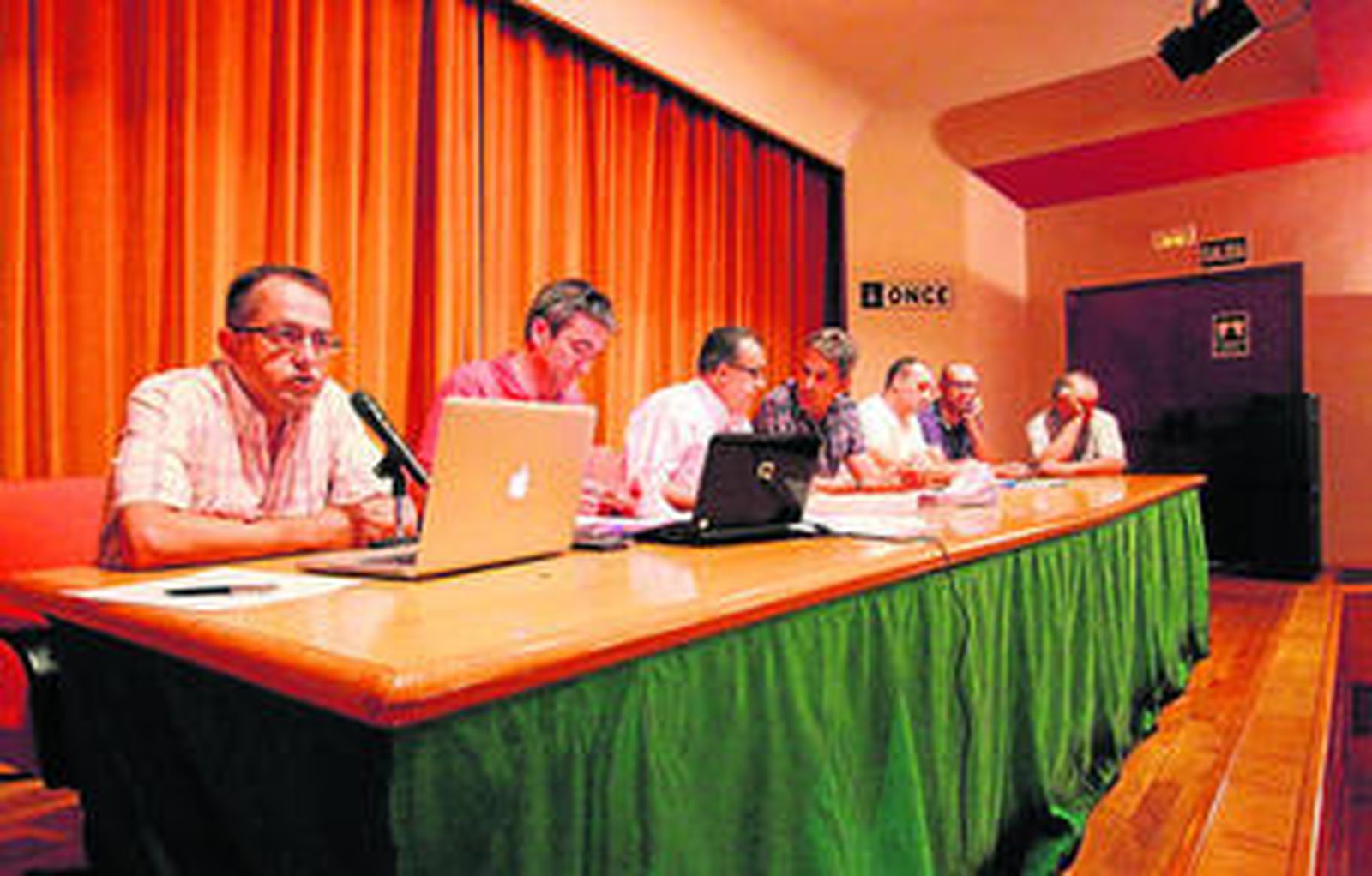 Mesa presidencial y en primer plano a la izquierda el hasta ahora presidente de la cooperativa.