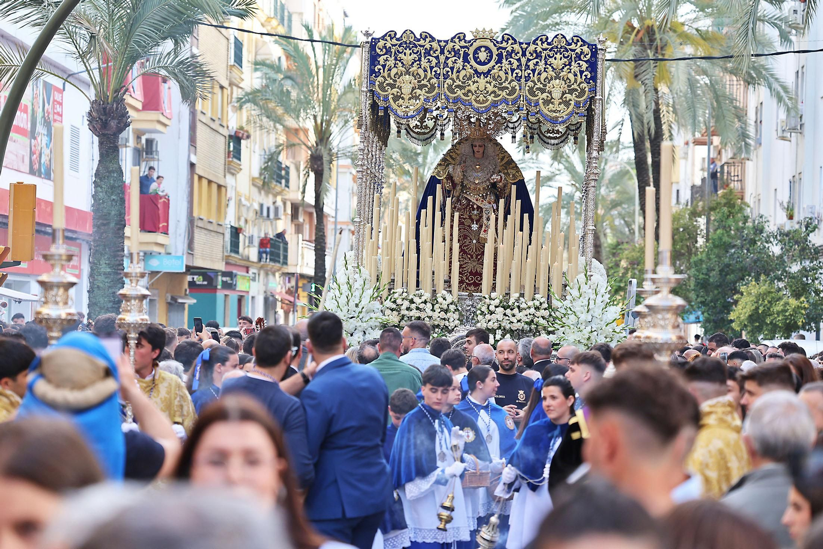 Imágenes de la VIrgen de Los Dolores por su barrio de las Colonias