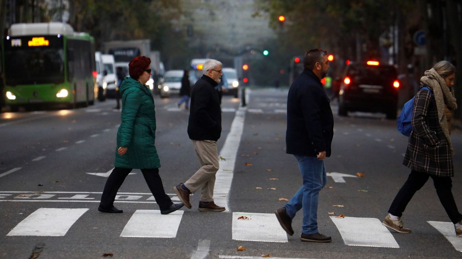 Varias personas cruzan un paso de peatones en Córdoba.
