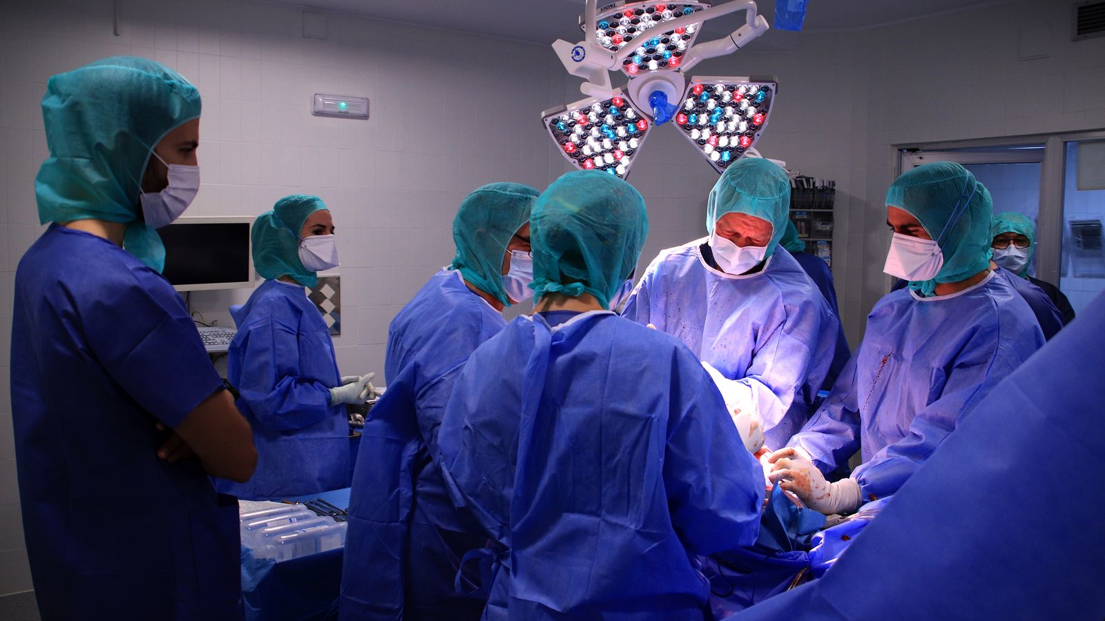 El doctor Thorsten Gehrken junto a los cirujanos de rodilla del Macarena durante la intervención.
