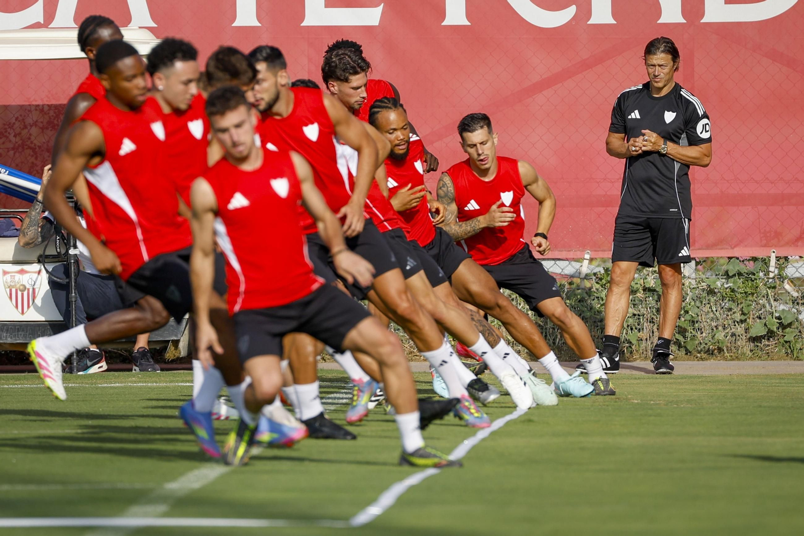 Matías Almeyda observa a la plantilla sevillista en su primer día de trabajo.