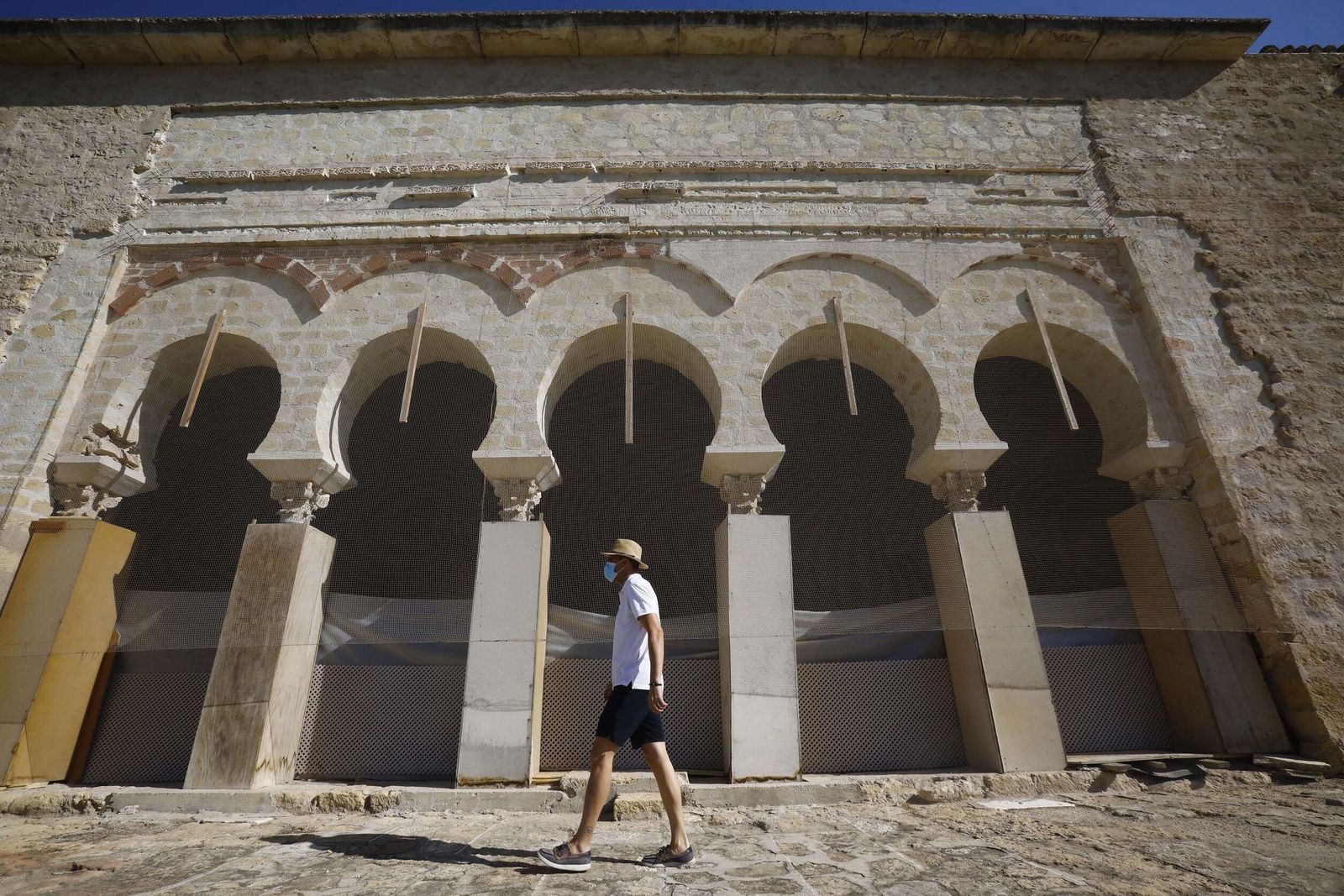 Un turista, en Medina Azahara.