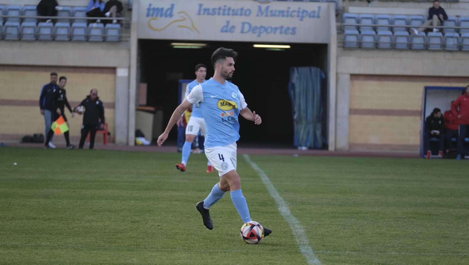 El celeste Pablo Montes orienta el balón durante un partido de esta temporada. El celeste Pablo Montes orienta el balón durante un partido de esta temporada.
