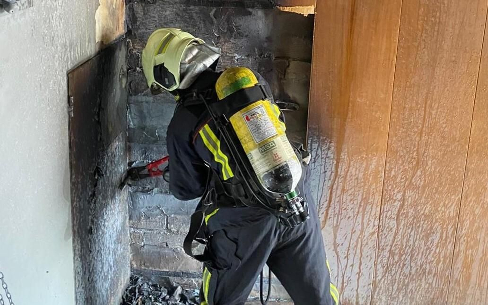 Un bombero durante un incendio, en una imagen de archivo.
