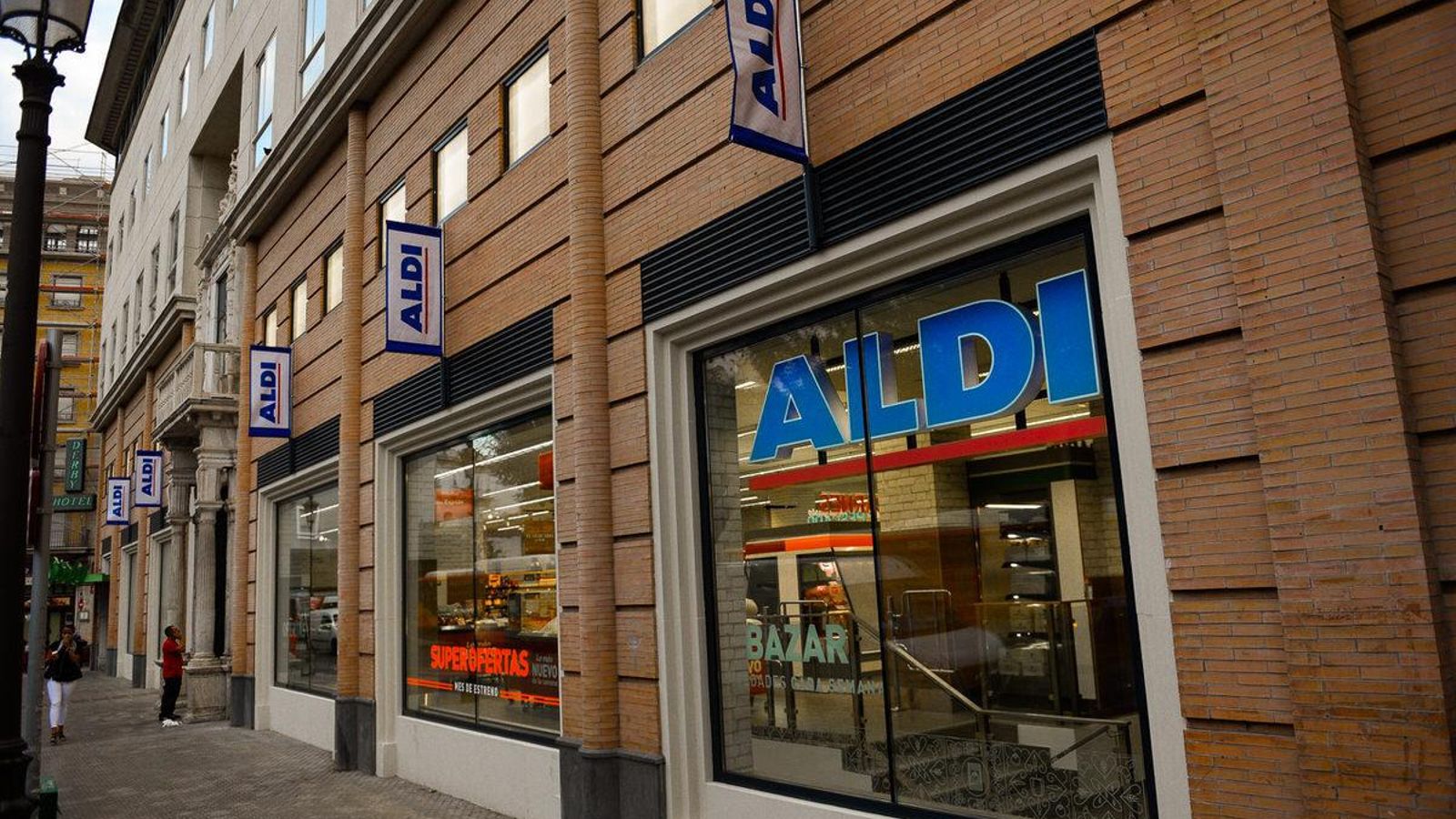 Fachada del supermercado Aldi en la Plaza del Duque de Sevilla.