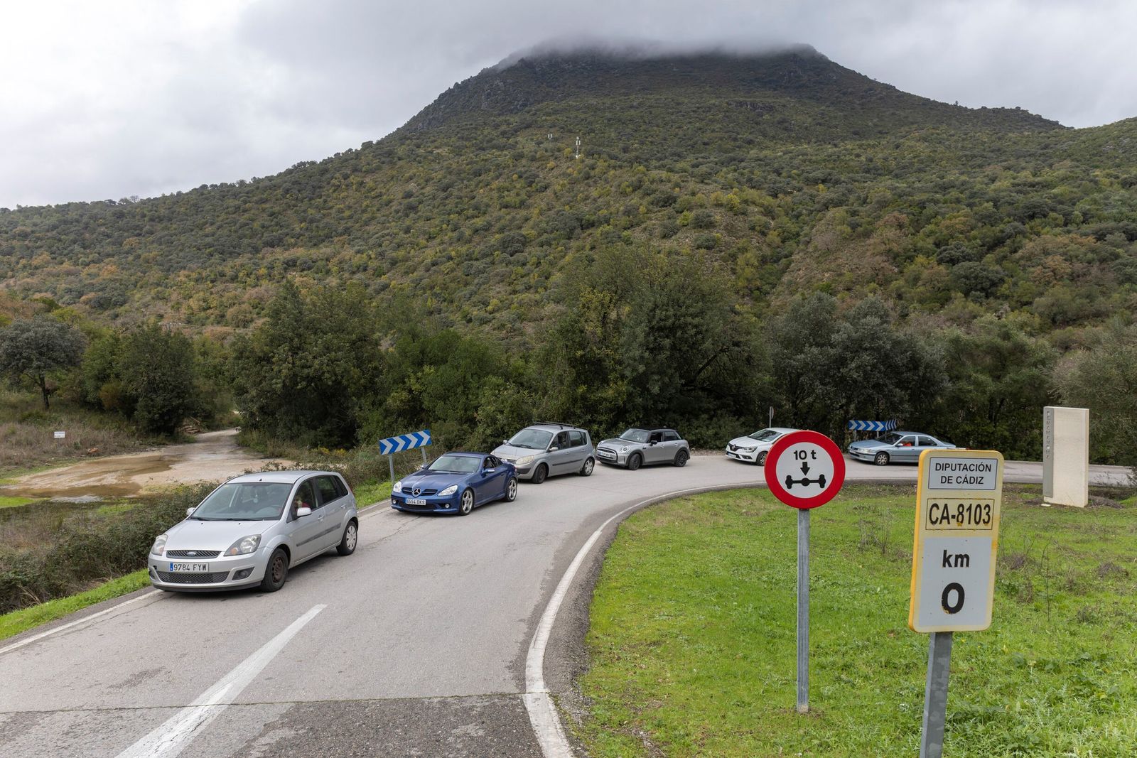 Vehículos esperando durante el tramo de pase esta tarde, en Benamahoma.