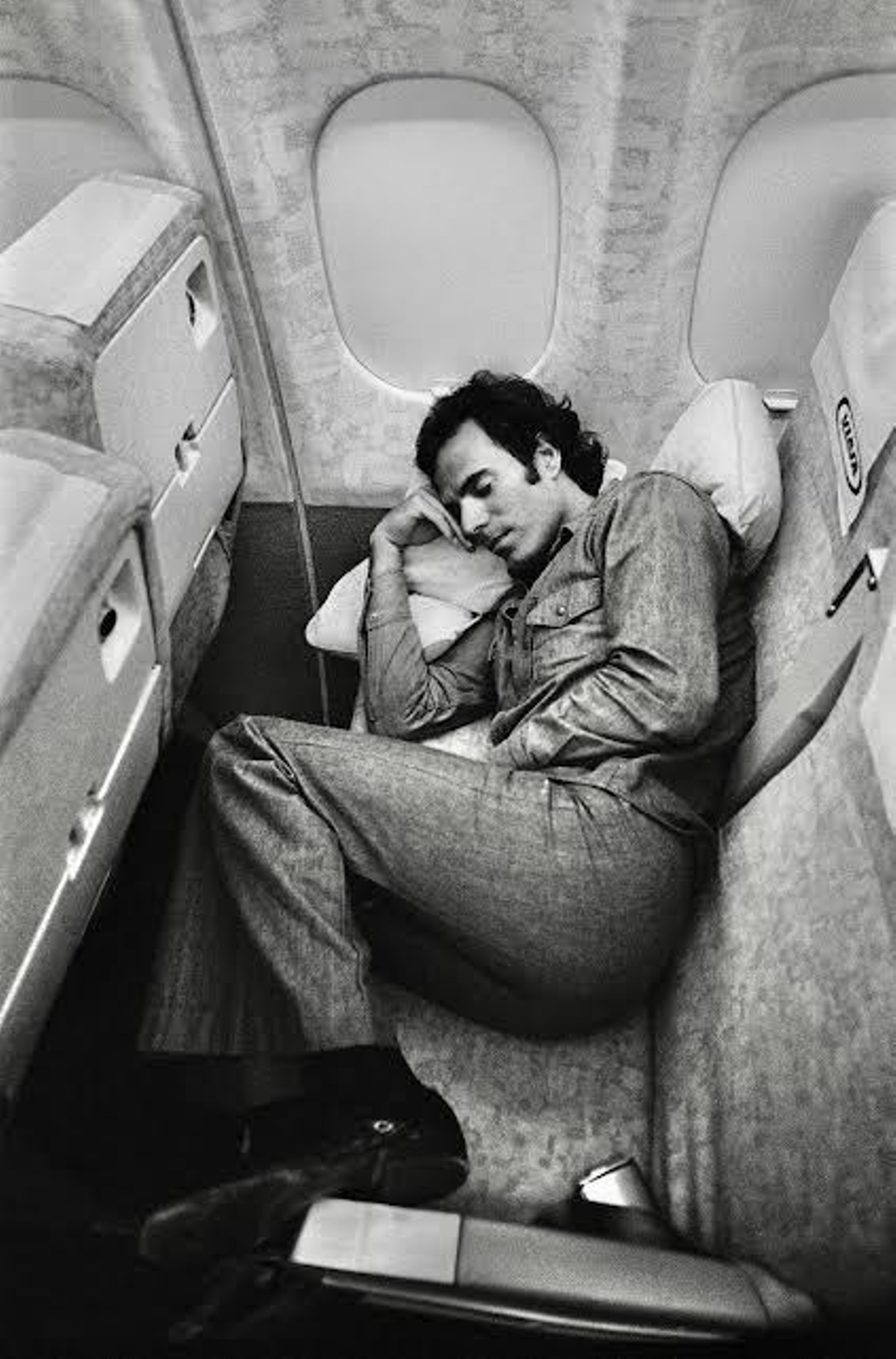 Julio Iglesias descansando en un avión.