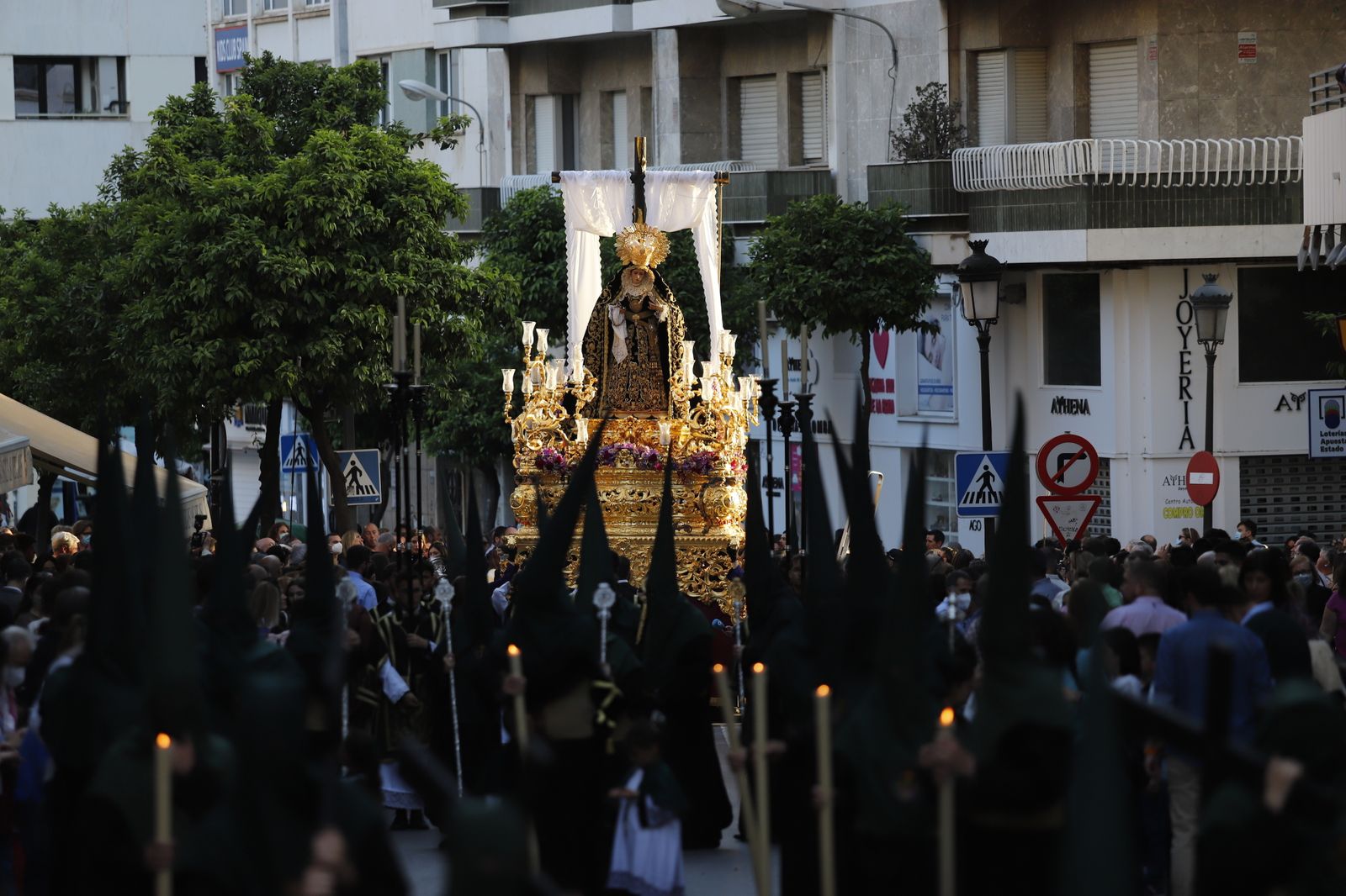 La Hermandad de la Soledad recorre las calles de Huelva en el Viernes Santo