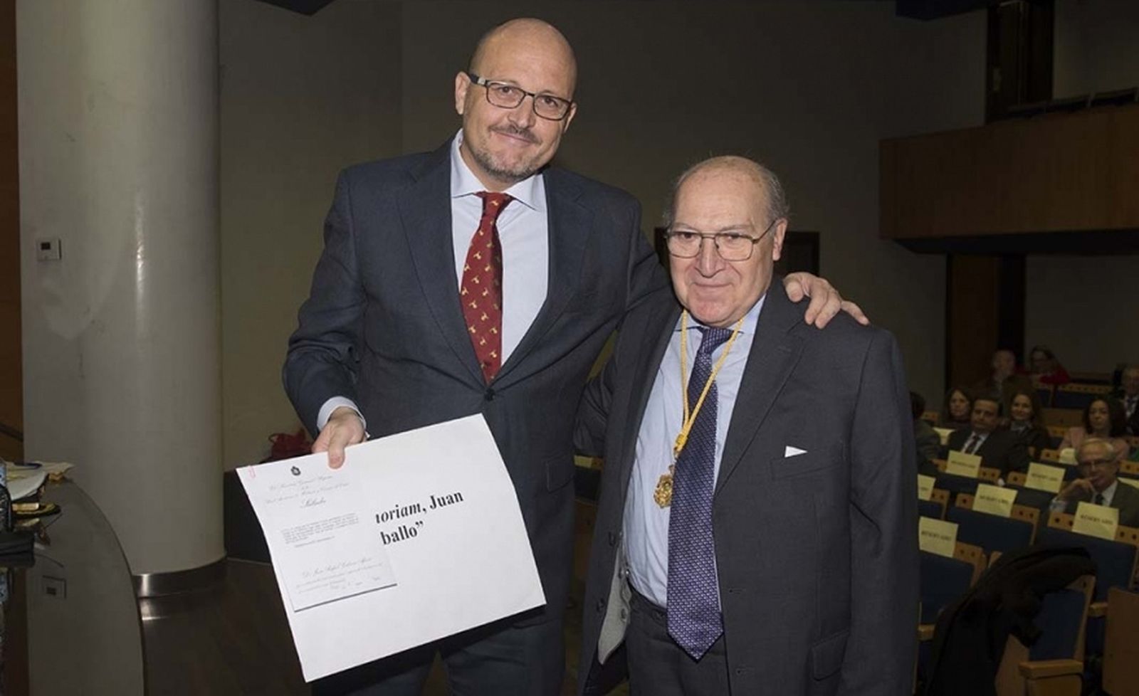 Francisco Javier Cano, galardonado, y Manuel Álvarez, presidente de SAMP.