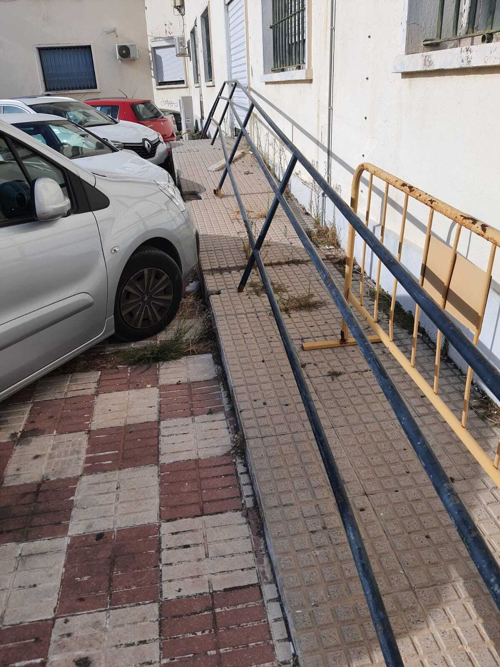 La rampa posterior de acceso al edificio, con la valle arrancada y depositada sobre el muro.