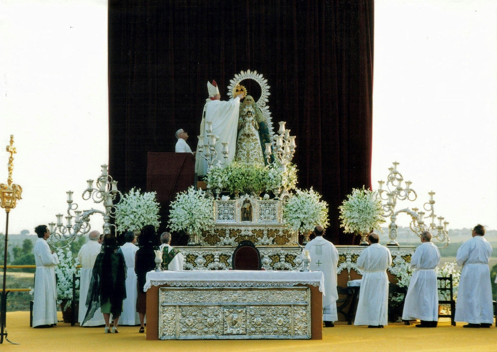 Momento en que Amigo Vallejo corona a la patrona alcalareña