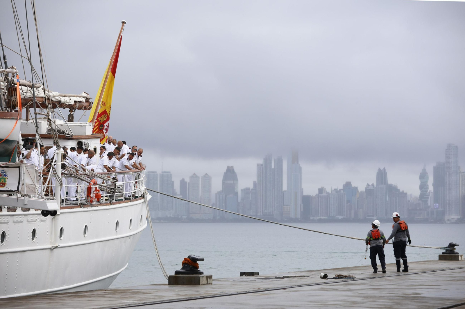 Las imágenes del rencuentro de la reina Letizia y la Princesa Leonor en el atraque del 'Elcano' en Panamá