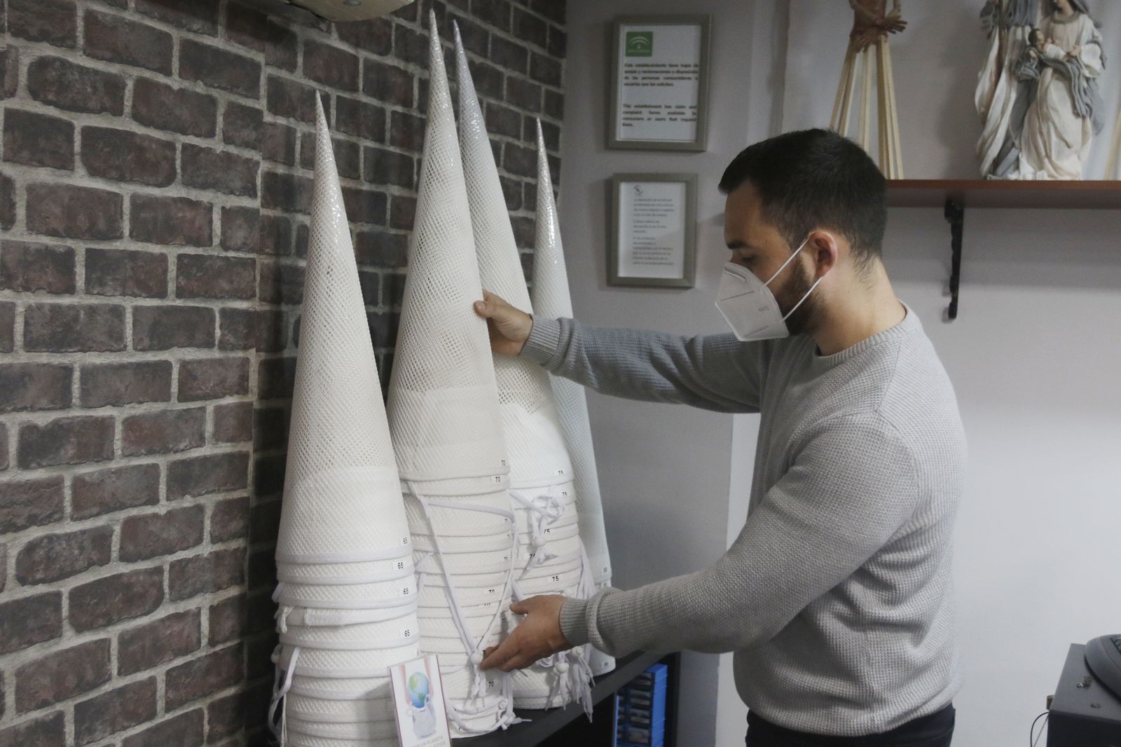 Capirotes en la tienda Todo Cofrade.