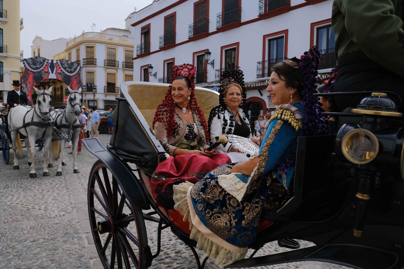 Goyescas durante el desfile por el centro de la ciudad
