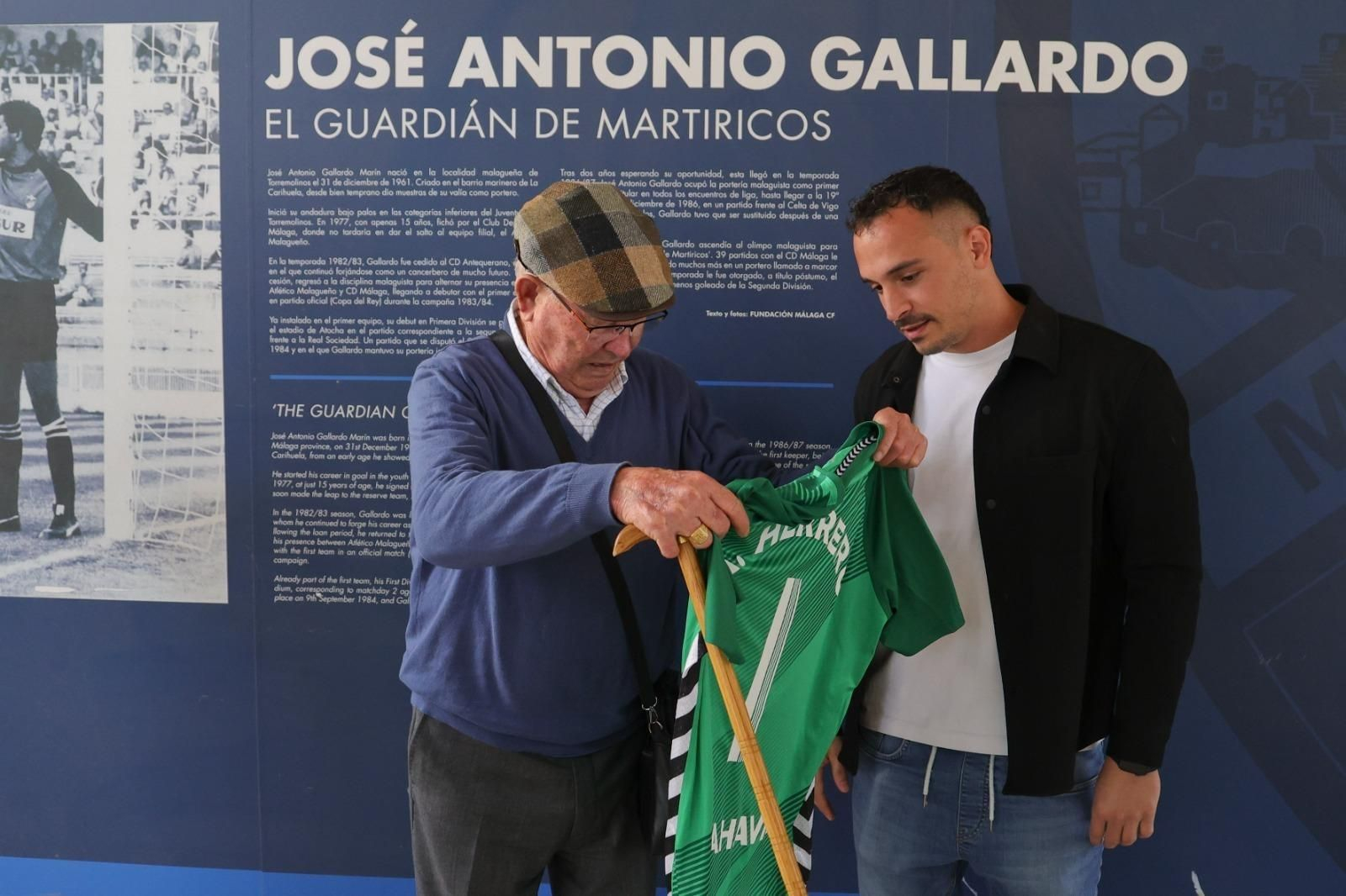 La entrega de la camiseta a la familia Gallardo por parte de Alfonso Herrero La entrega de la camiseta a la familia Gallardo por parte de Alfonso Herrero