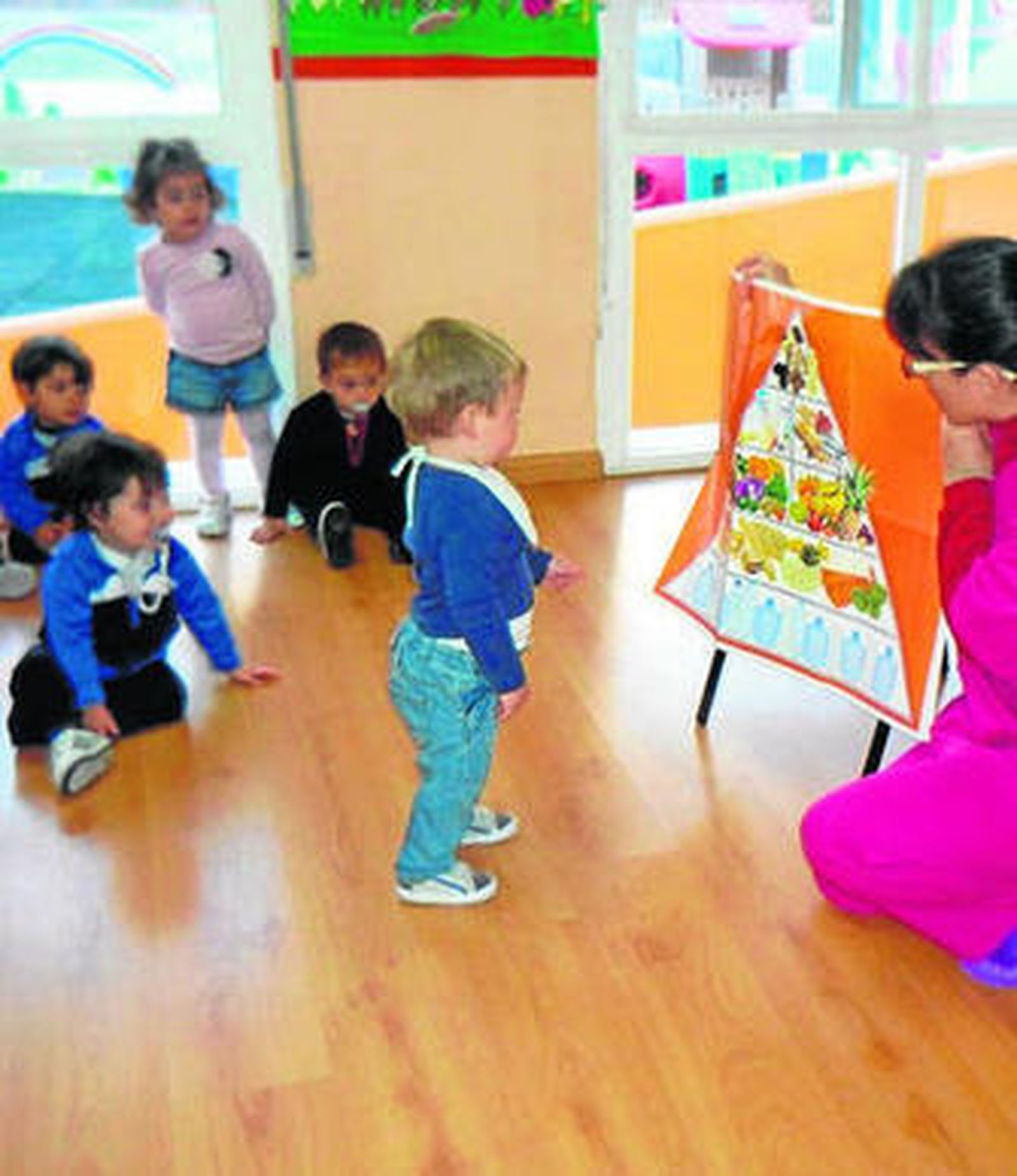 Niños de una de las guarderías de El Saliente durante una de las clases.