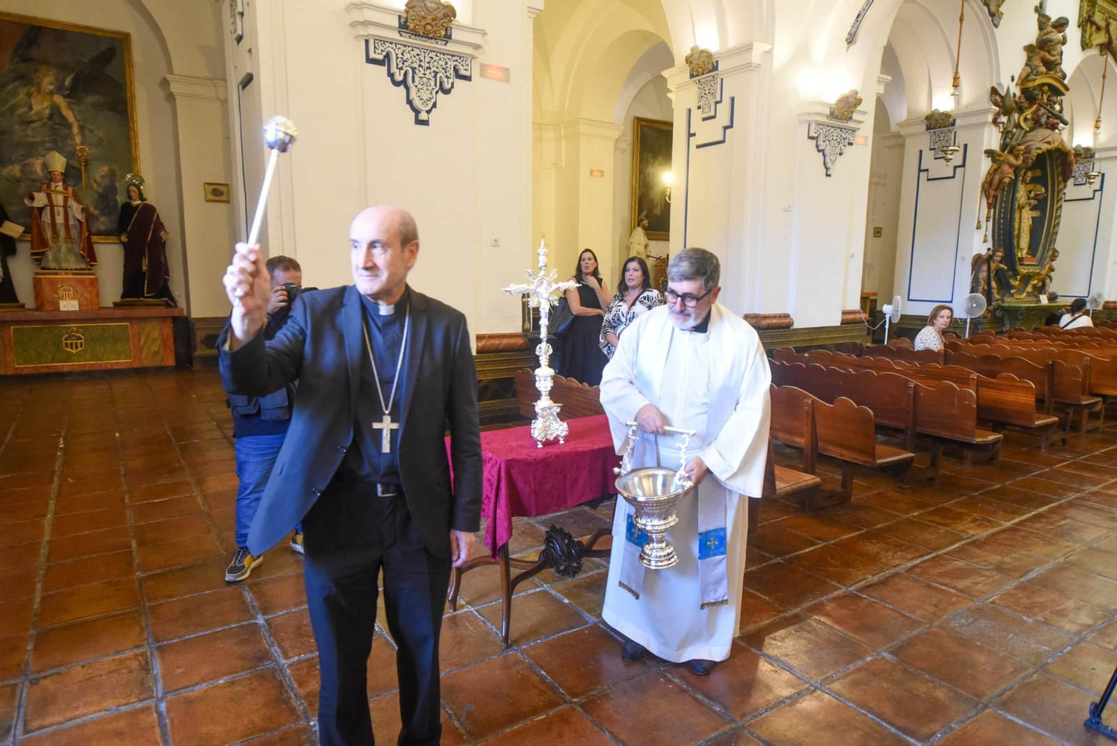 La bendición del retablo de la iglesia de la Merced de Córdoba tras su recuperación, en imágenes