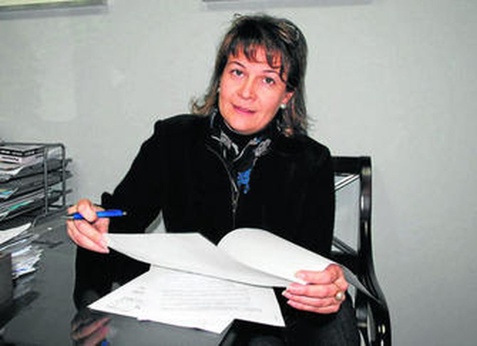 La candidata del PP muestra la lista con los nombres, registrada ante notario el pasado 23 de noviembre.