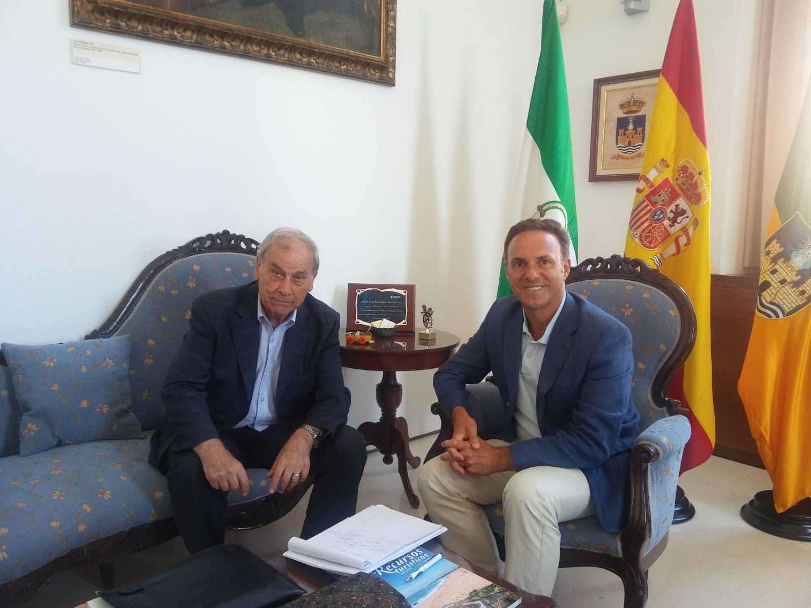 El alcalde y el presidente del Congreso Internacional del Vino, en la Alcaldía.