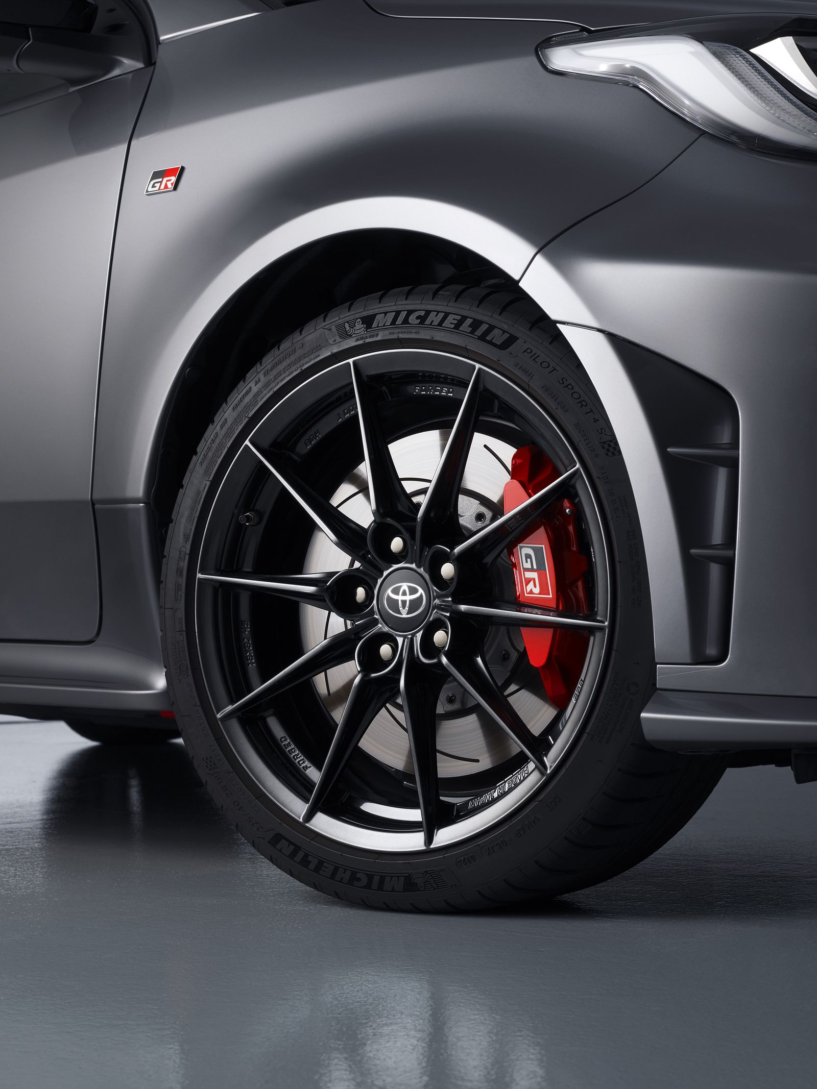 El GR Yaris monta neumáticos Michelin Pilot Sport 4S en dimensiones 225/40ZR18.