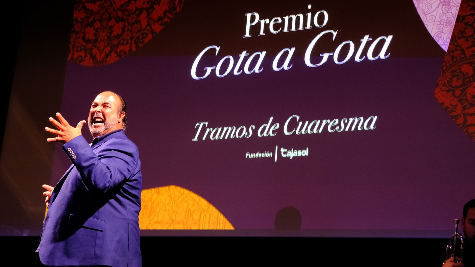 Luis Santiago, interpretando una de las saetas.