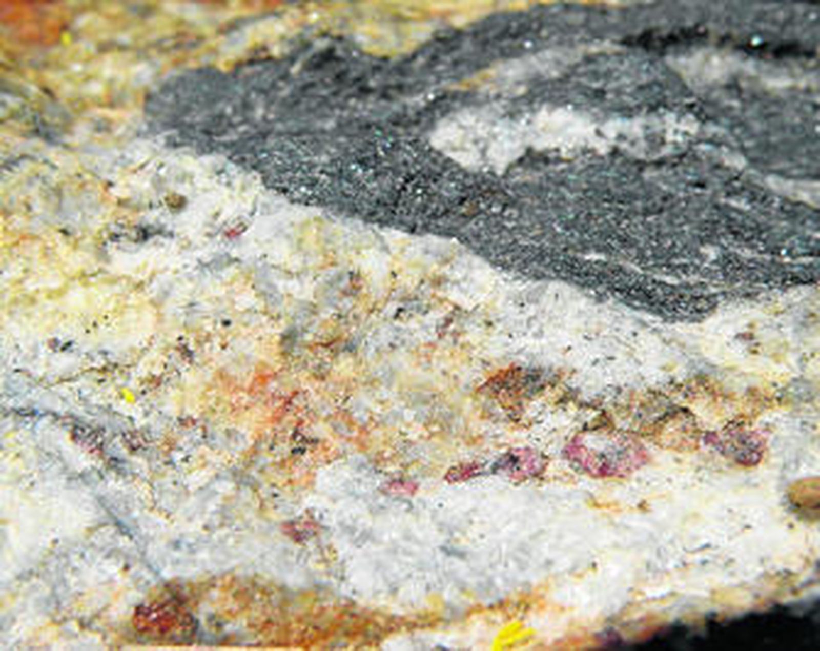 Una de las muestras de roca donde brillan los microscópicos diamantes.