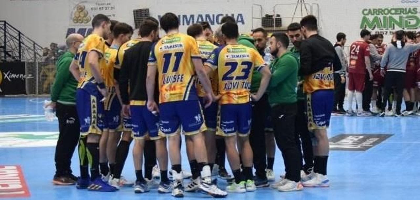 Paco Bustos da órdenes durante un tiempo muerto.