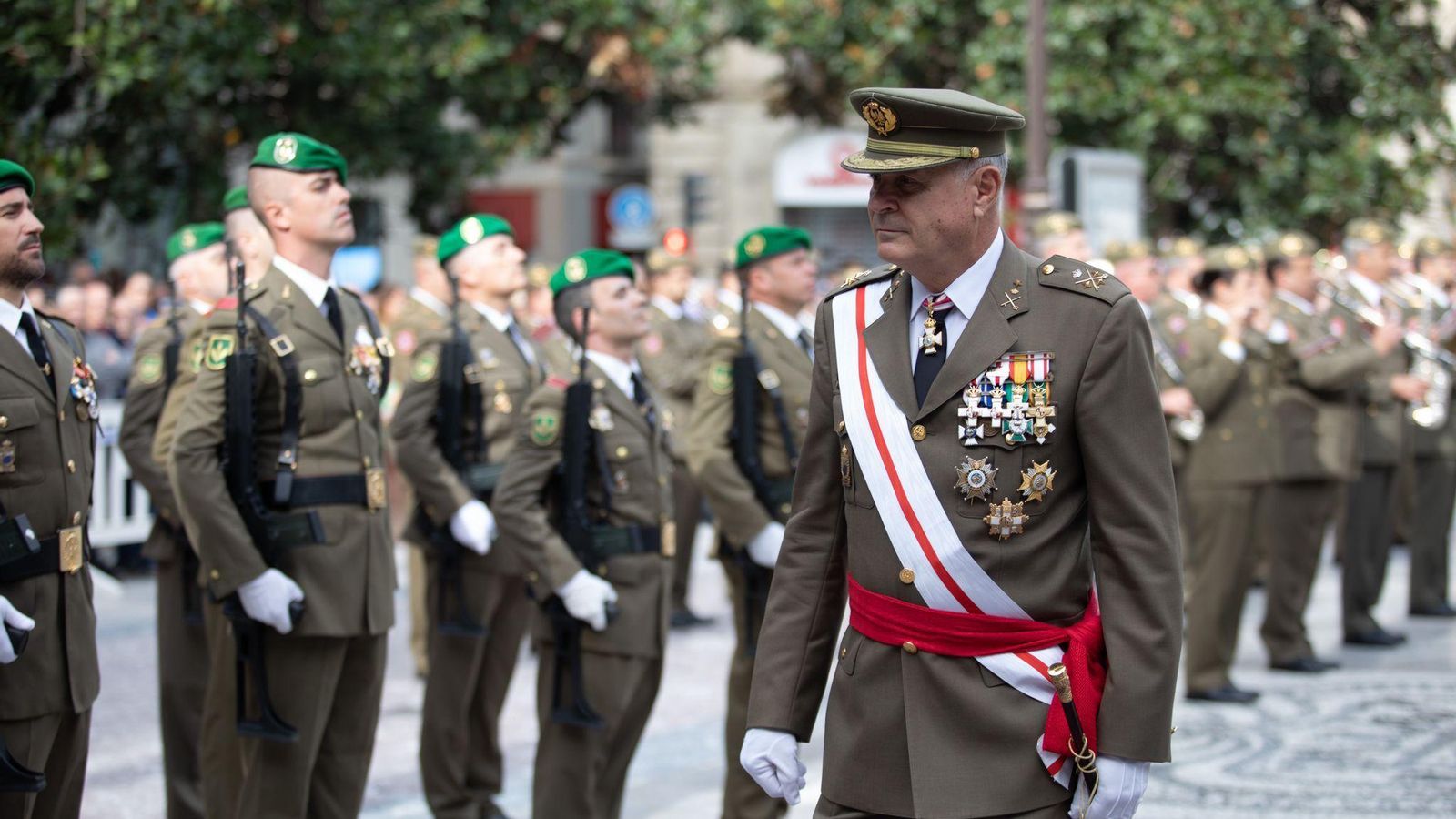Pasando revista al ejército.
