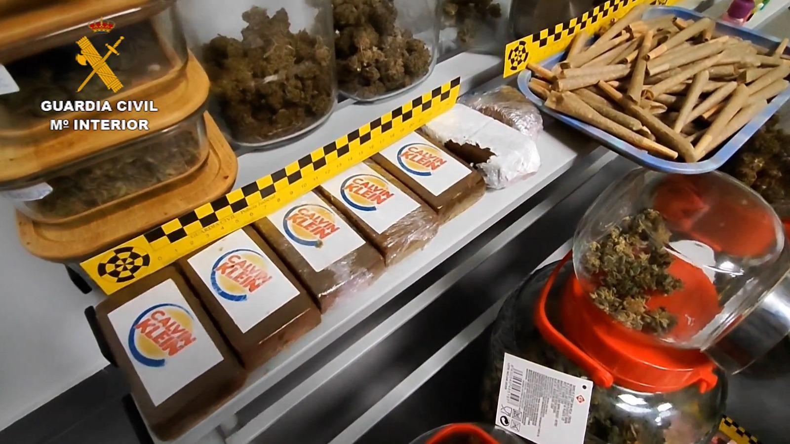 Parte del material incautado.