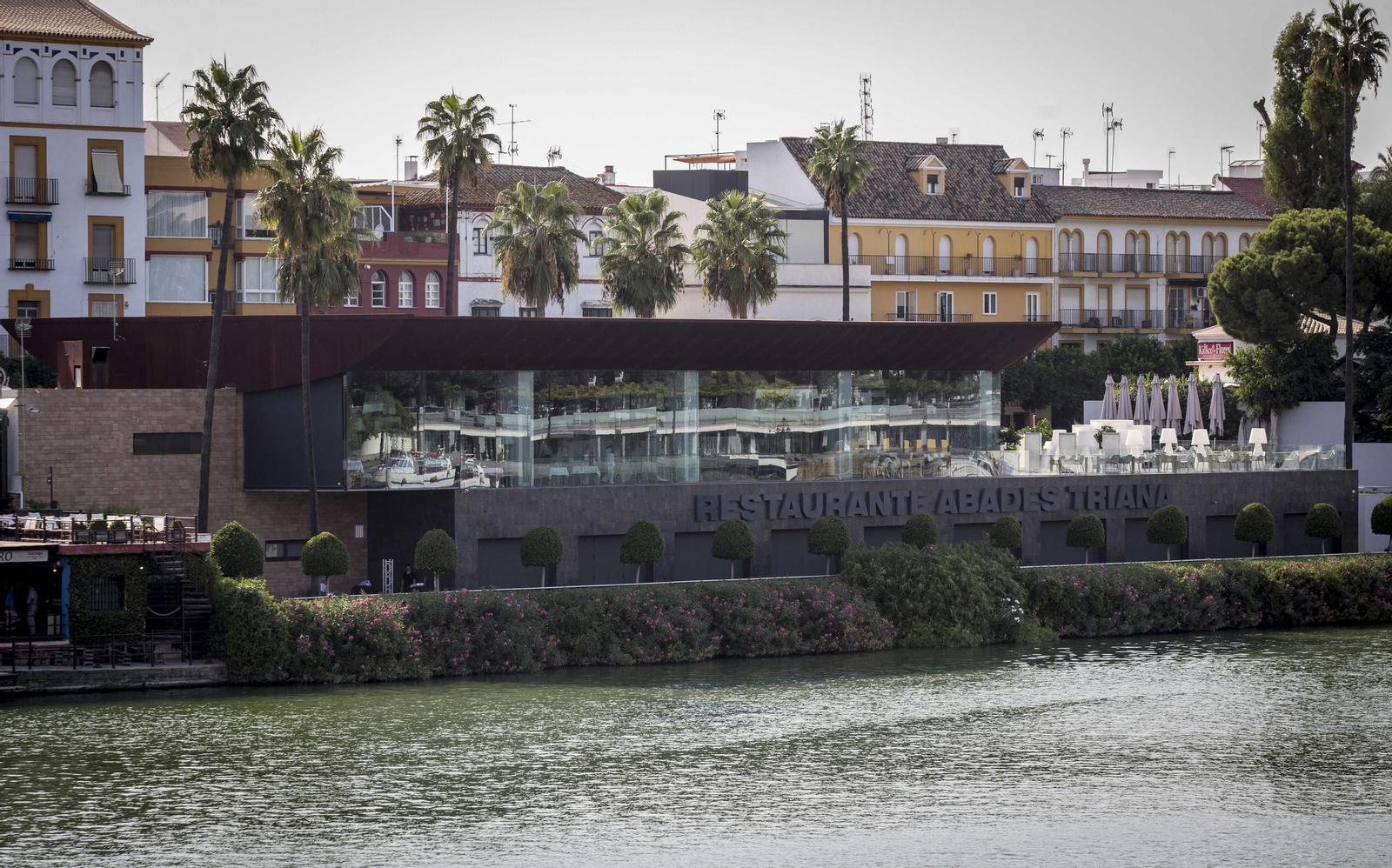 Vista exterior del restaurante Abades Triana, en el número 69 de la calle Betis. Vista exterior del restaurante Abades Triana, en el número 69 de la calle Betis.