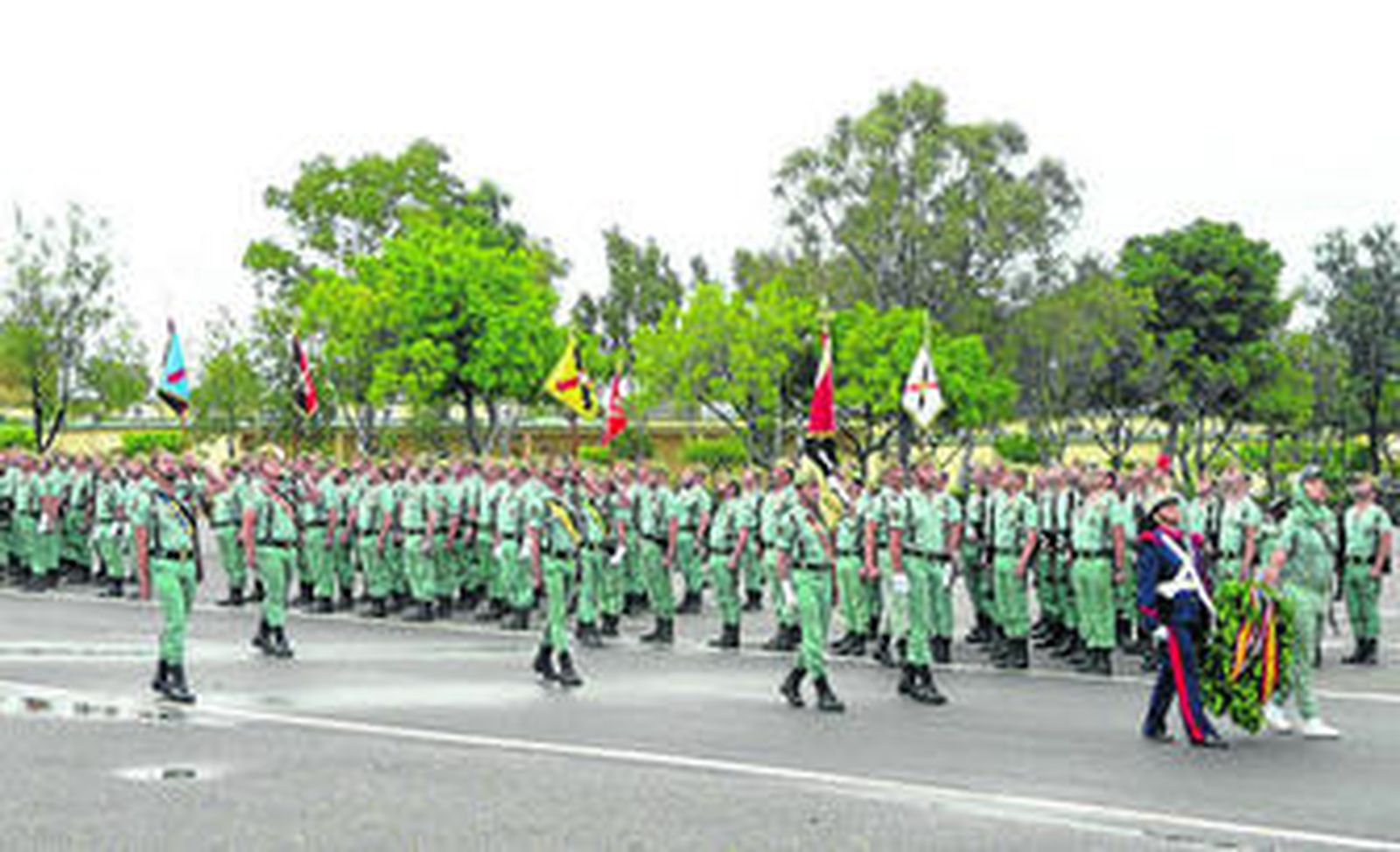 El Grupo de Artillería de Campaña II de La Legión celebró la efeméride con toda solemnidad en un patio de armas aún mojado.