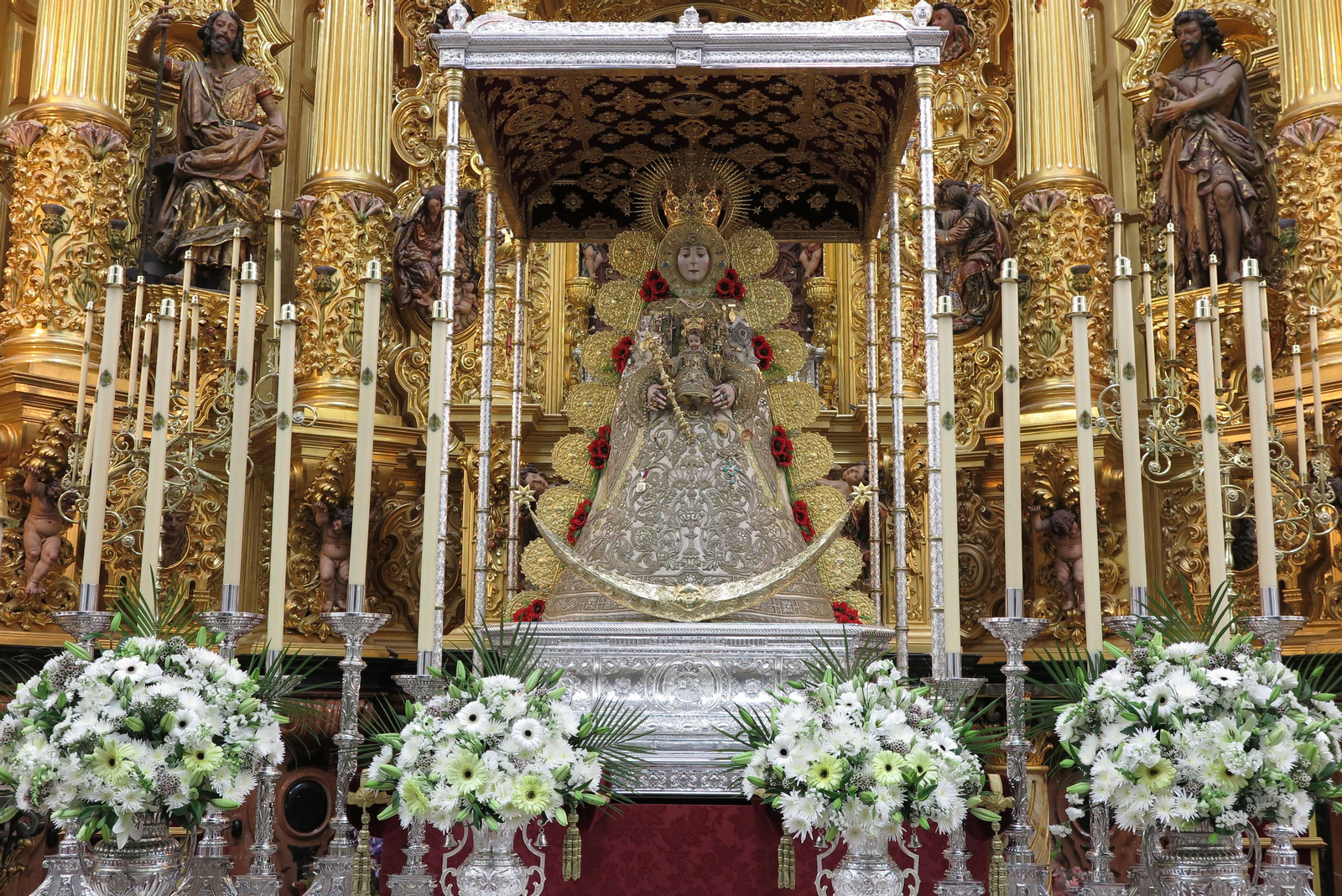 La Virgen del Rocío ya se encuentra en su paso para la romería.
