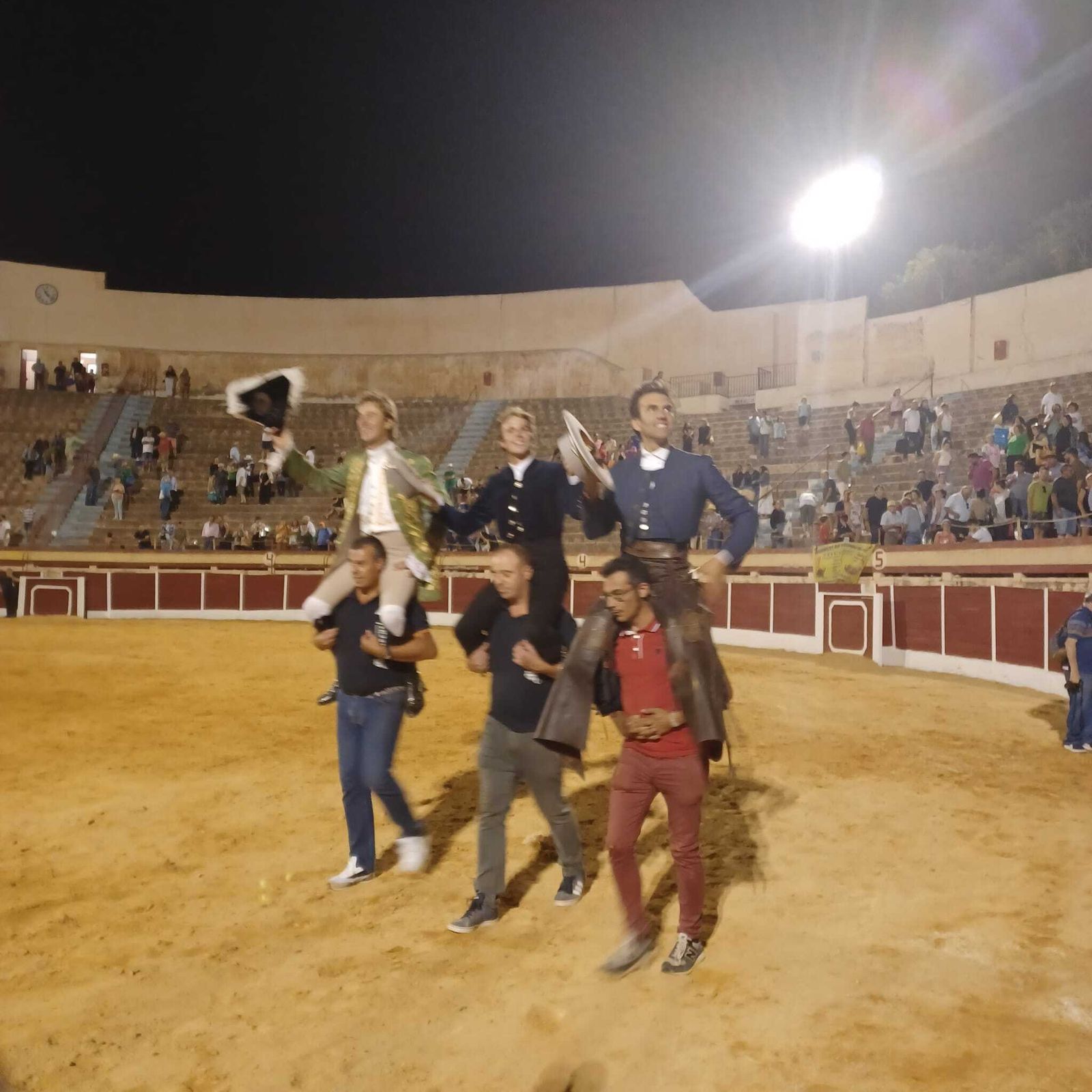 La terna de rejoneadores sale a hombros en Baza