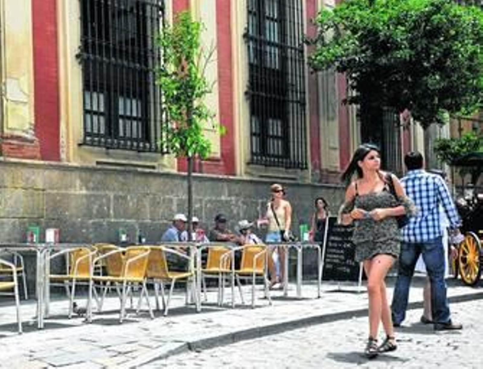 Una joven pasa ante unos veladores en la calle Placentines, la pasada semana.